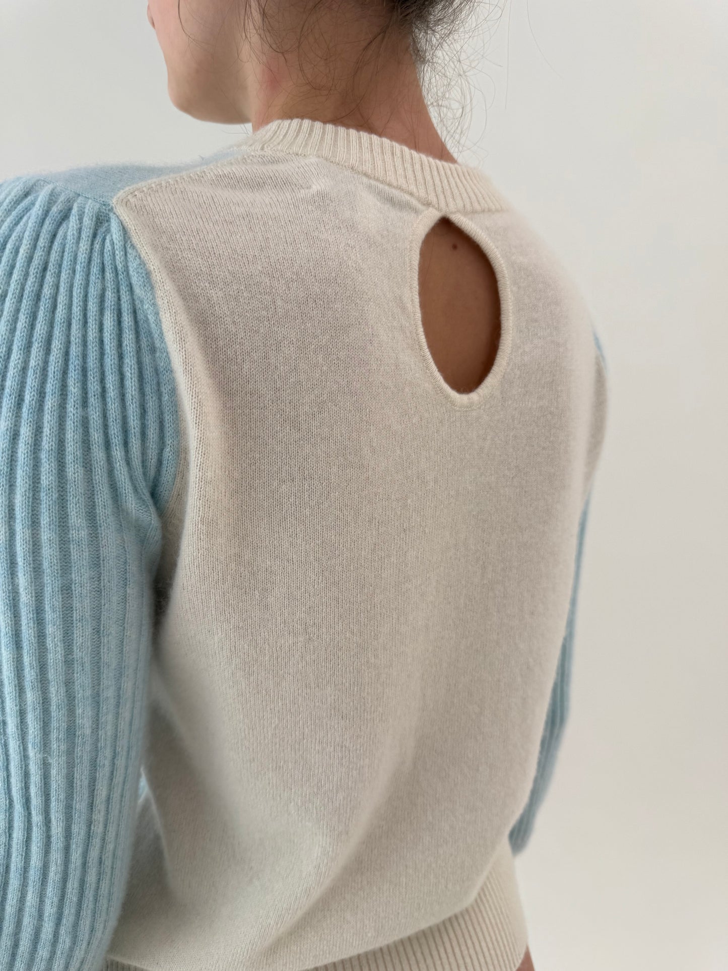 Pulover baby blue din cașmir în croi super feminin cu decupaj discret la spate