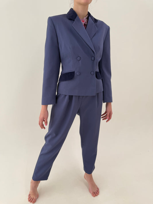 Costum de primăvară dusty lavender în croi statement cu sacou super cambrat