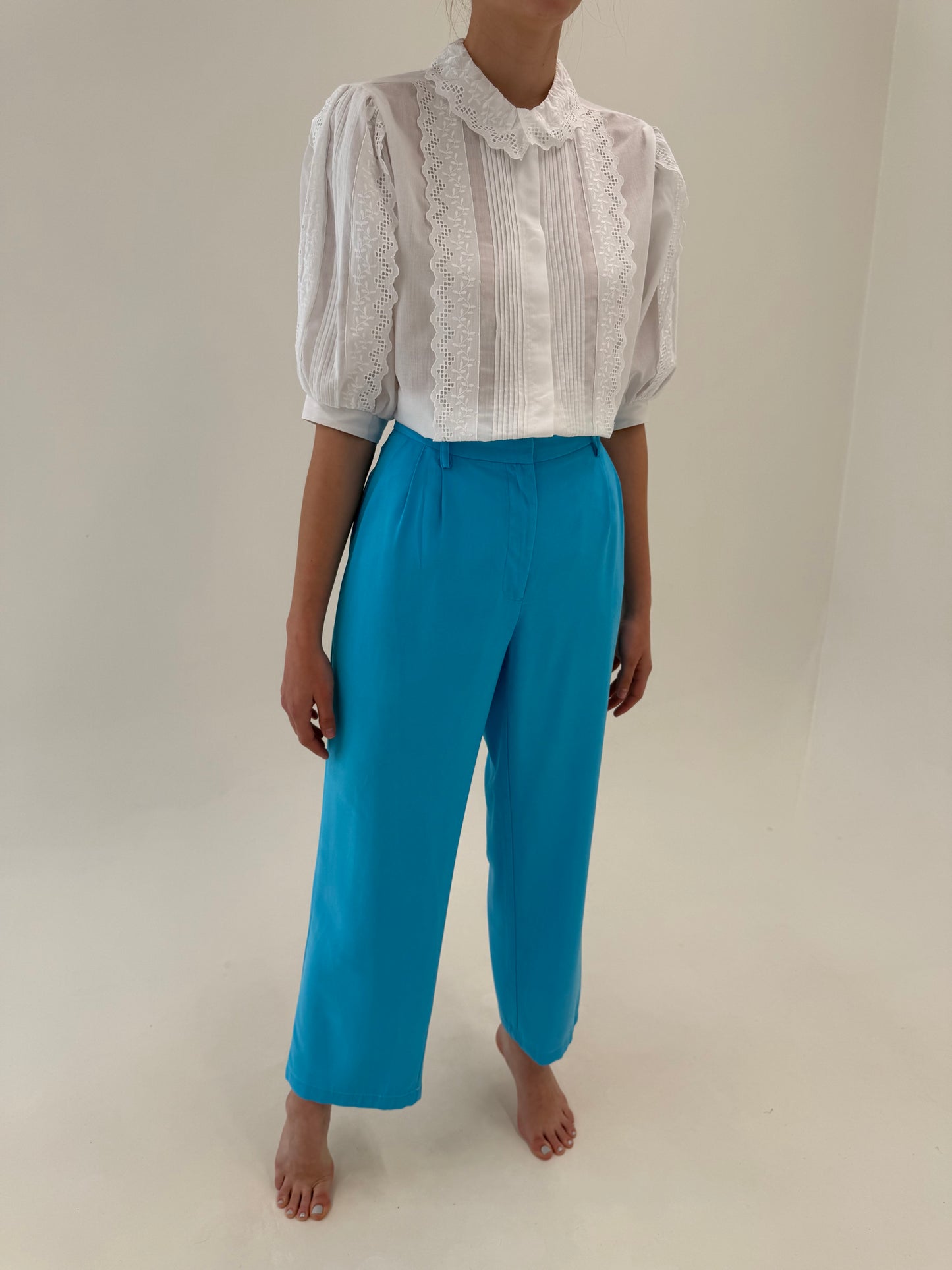 Pantaloni turcoaz din twill premium cu pense în croi drept