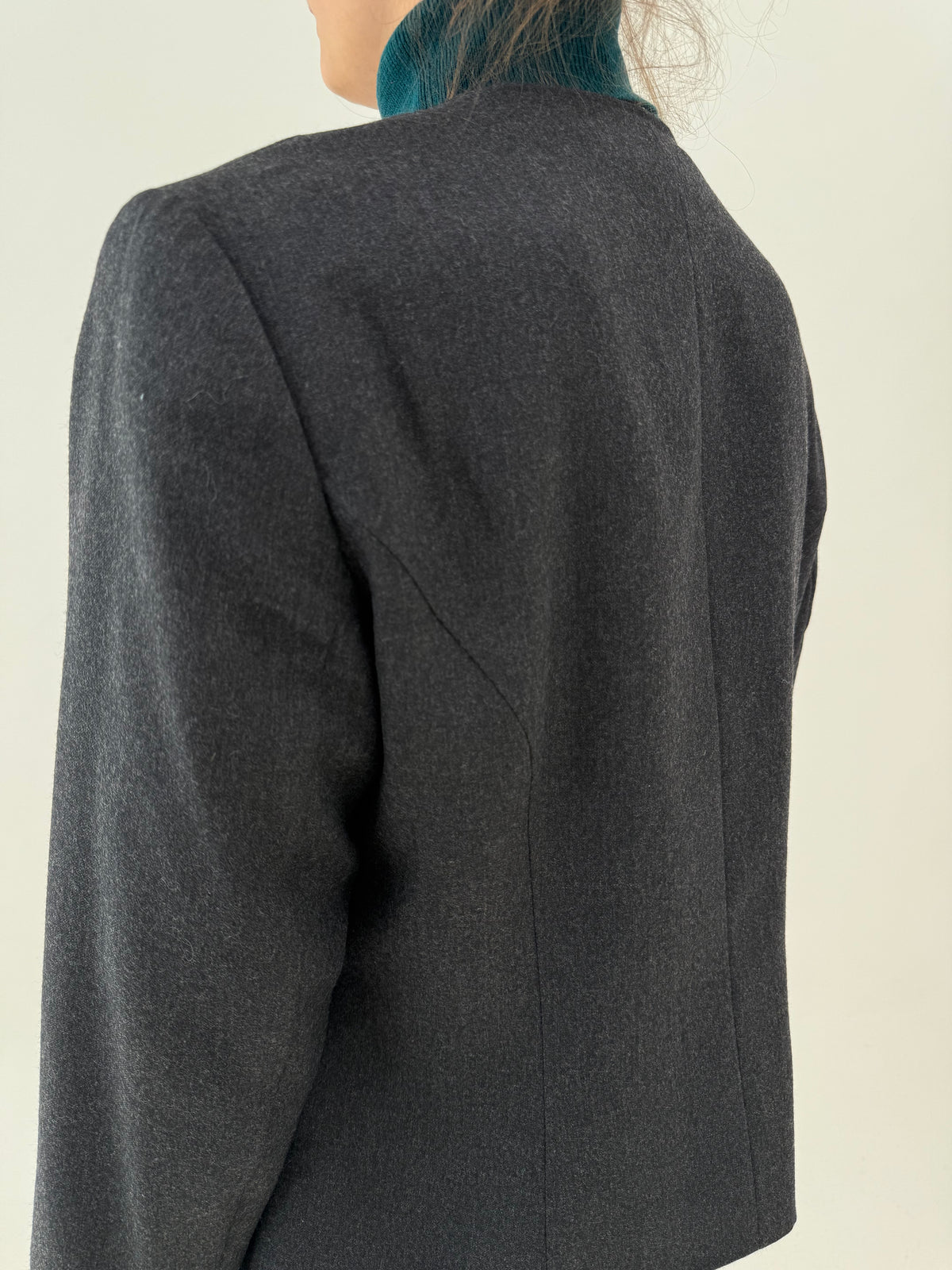 Jacheta retro modernă charcoal gray cu nasturi metalici argintii din 80% lana