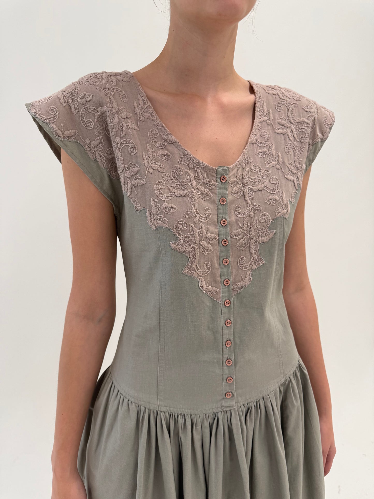 Rochie excepțională maxi din pânză cu broderie powder nouă cu etichetă
