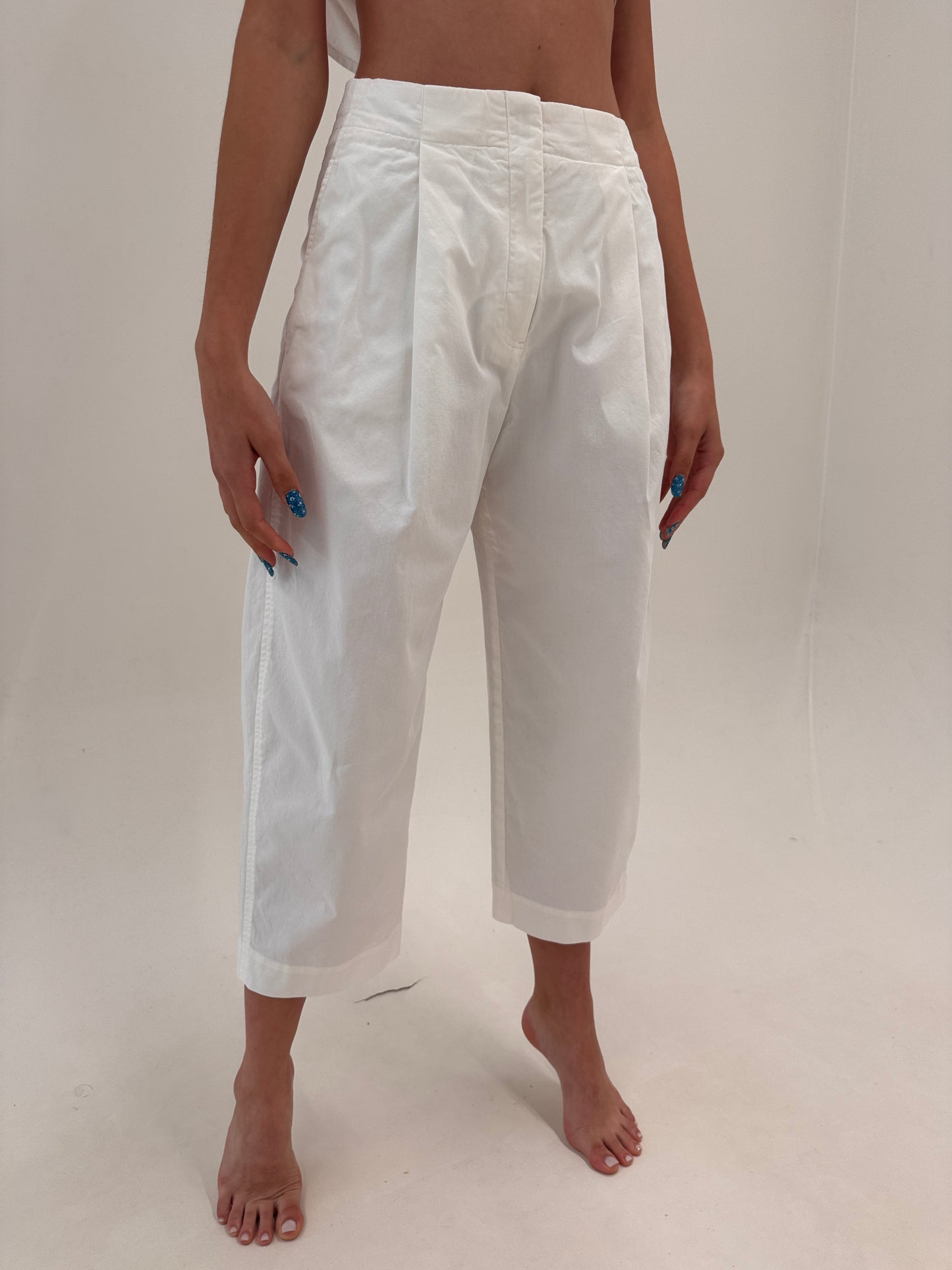 Pantaloni COS petite în croi actual din poplin premium de bumbac cu talie ultra înaltă