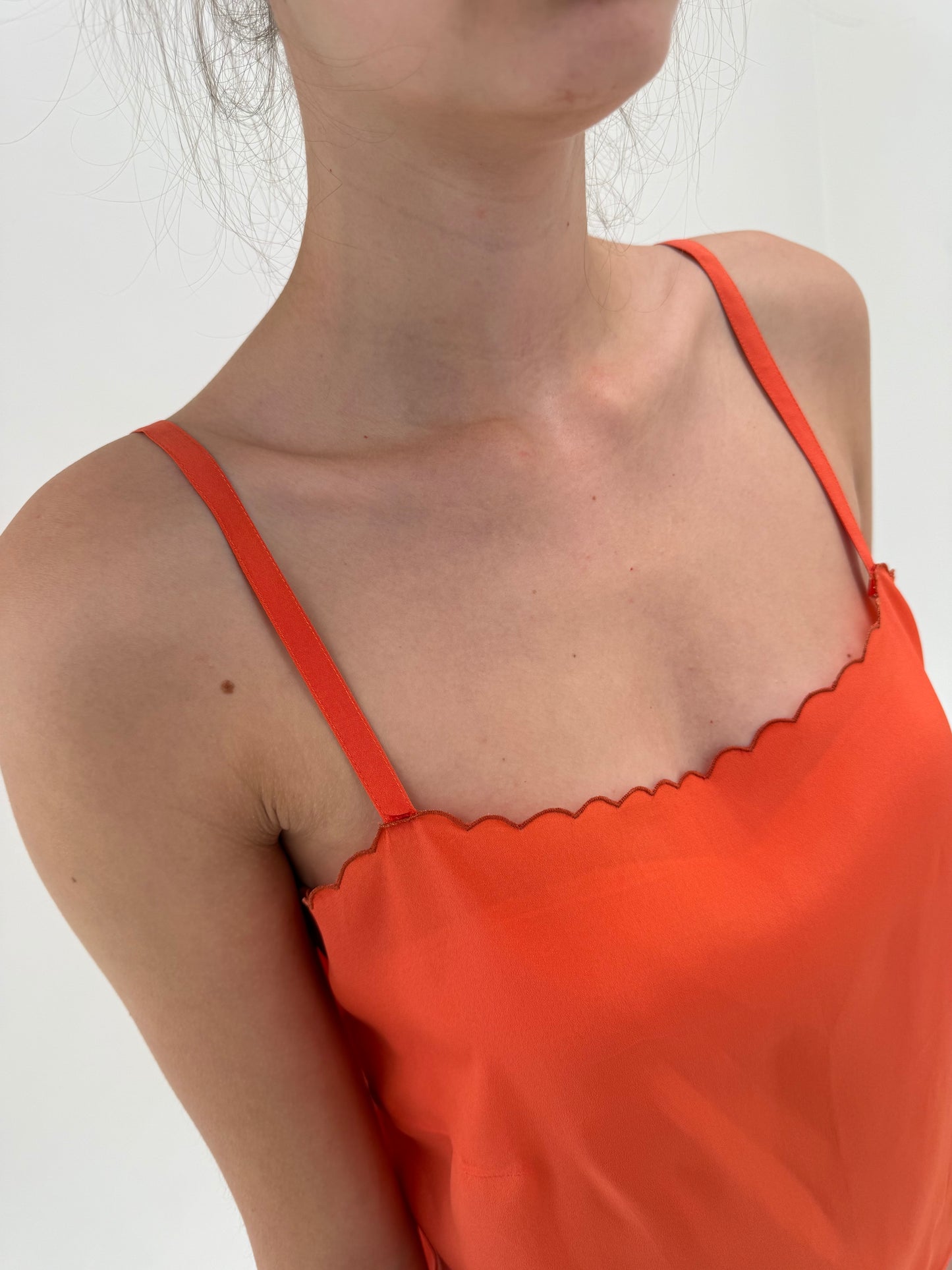 Top red orange din mătase naturală cu broderie în croi minimalist