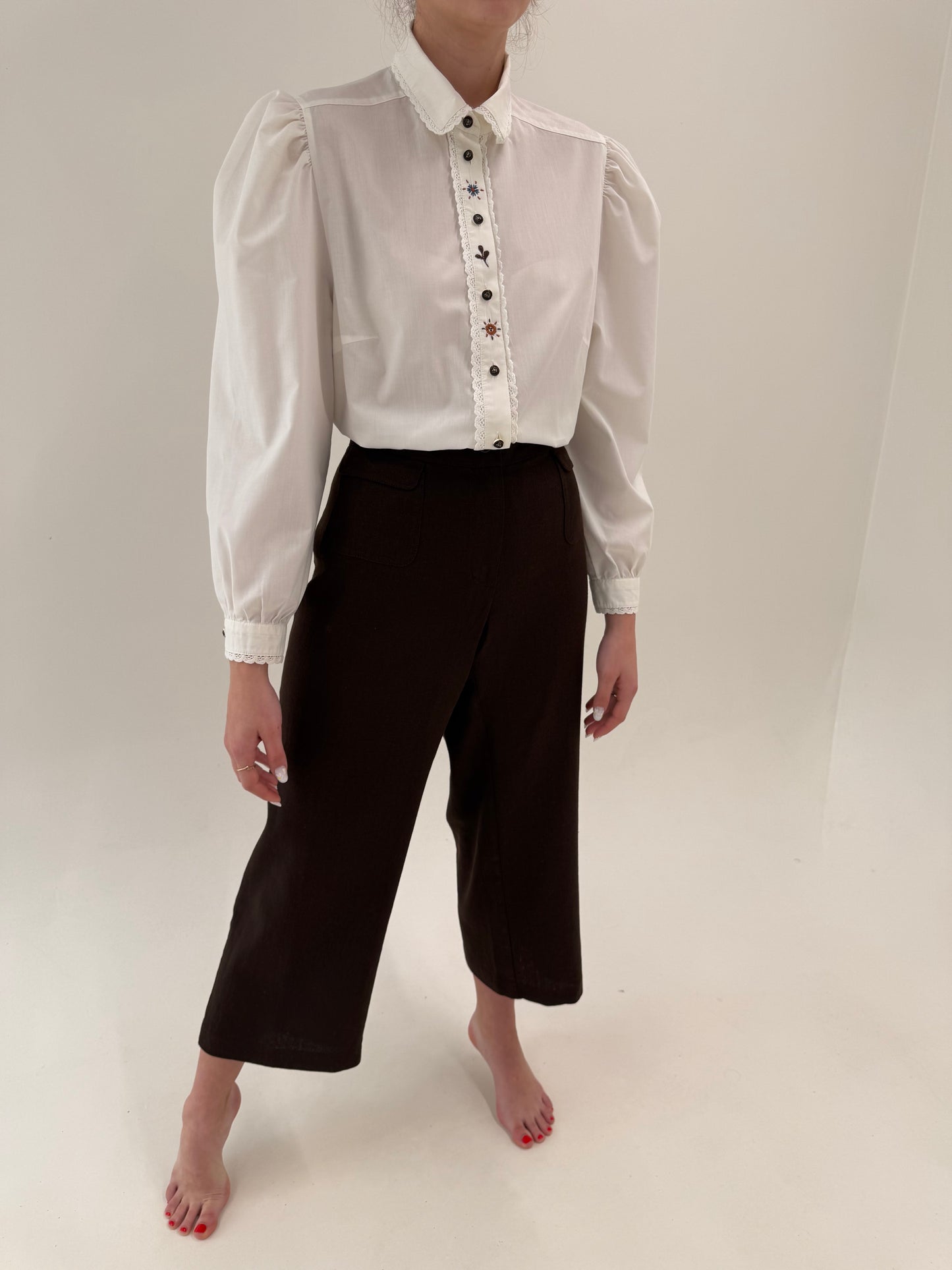 Pantaloni petite din pânză de in in croi drept chocolate brown