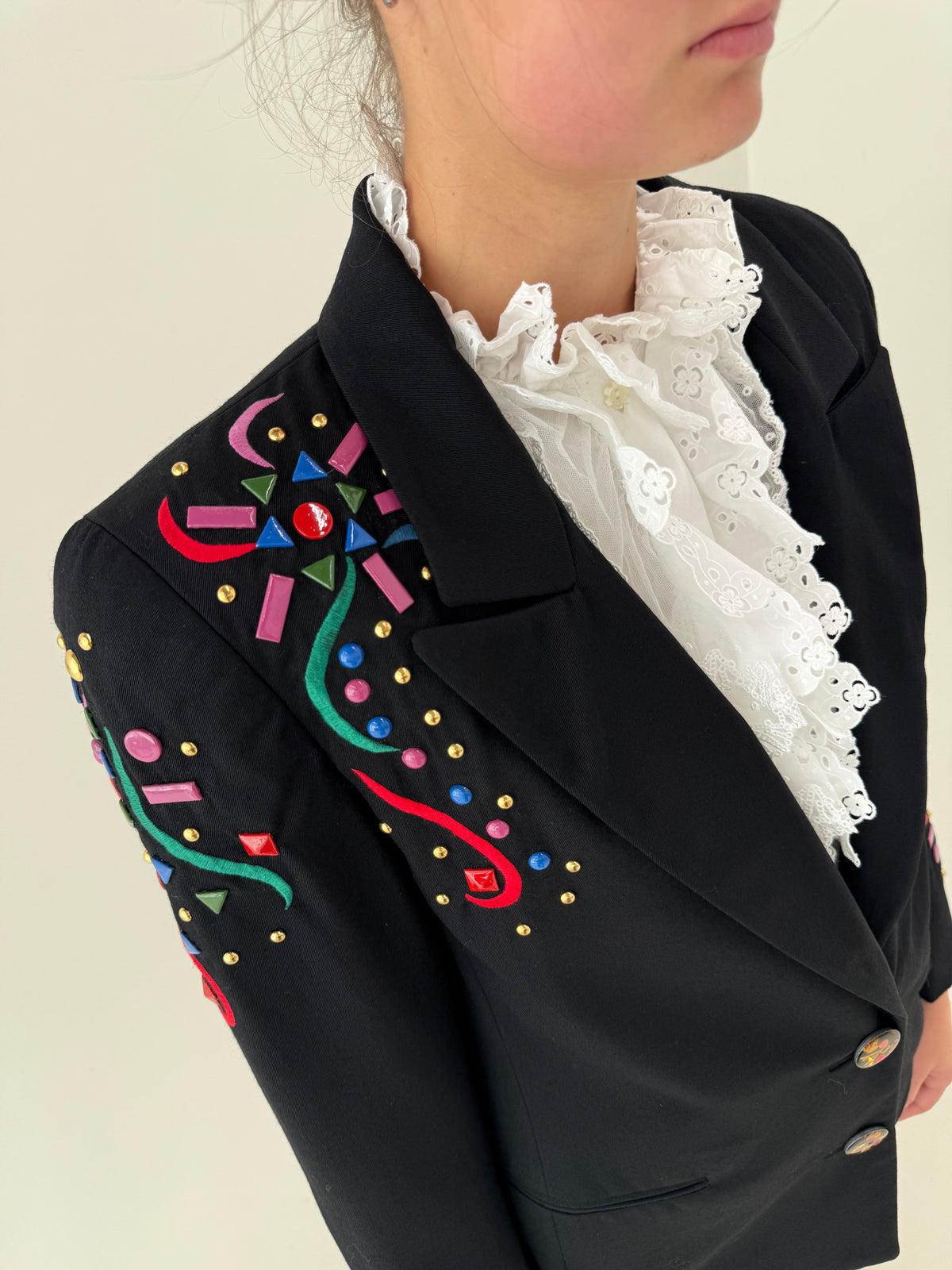 Sacou vintage negru cu revere late și aplicații colorate din lana extrafina