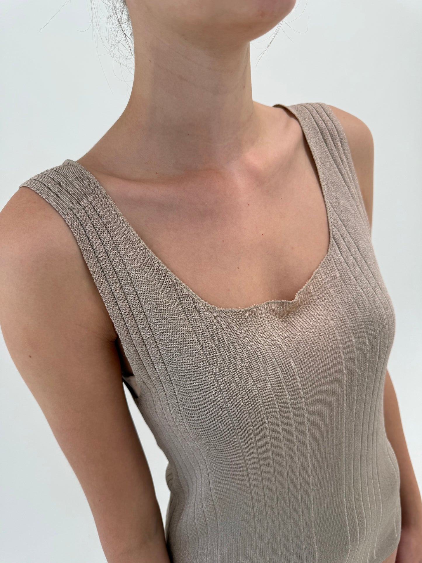 Top sand nude din jerse de vară