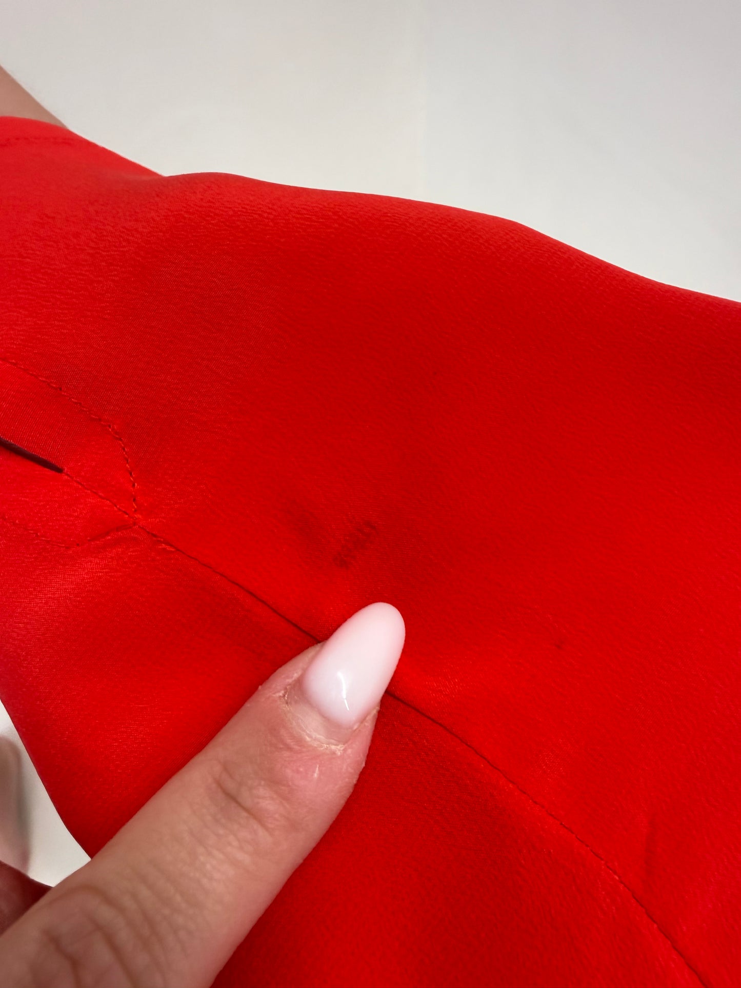 Top electric coral red din mătase naturală în croi minimalist