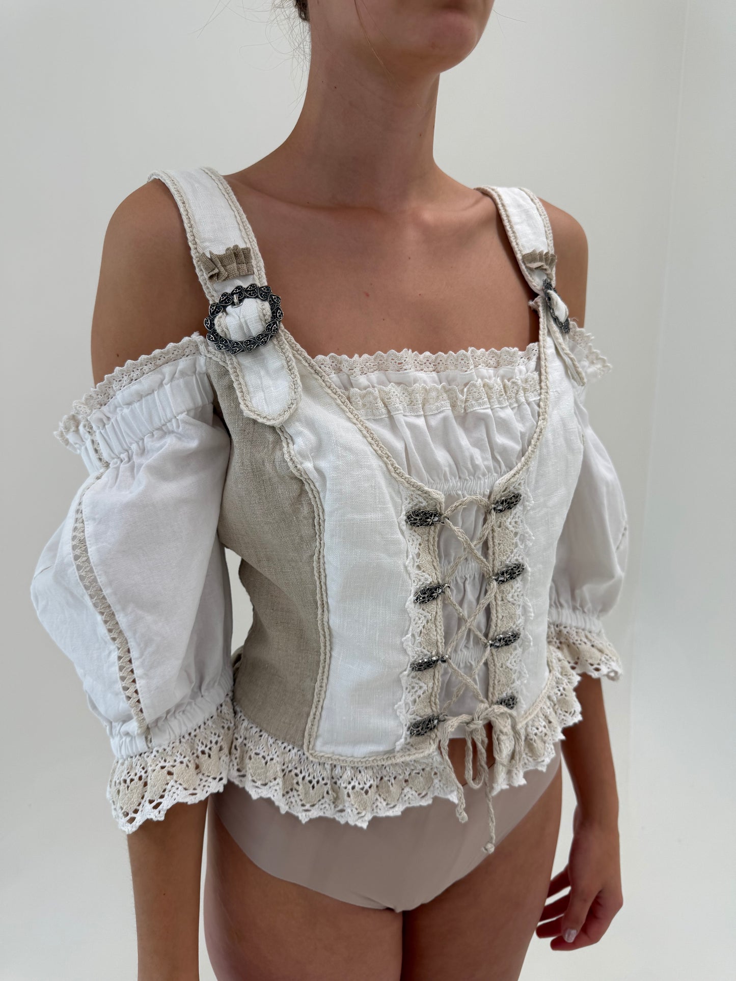 Corsaj vintage din pânză de in și macrame cu bretele late