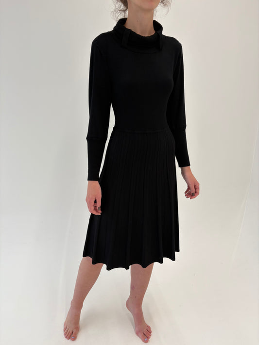 LBD tip Maleta cu guler sal din jerse cu fustă plisată