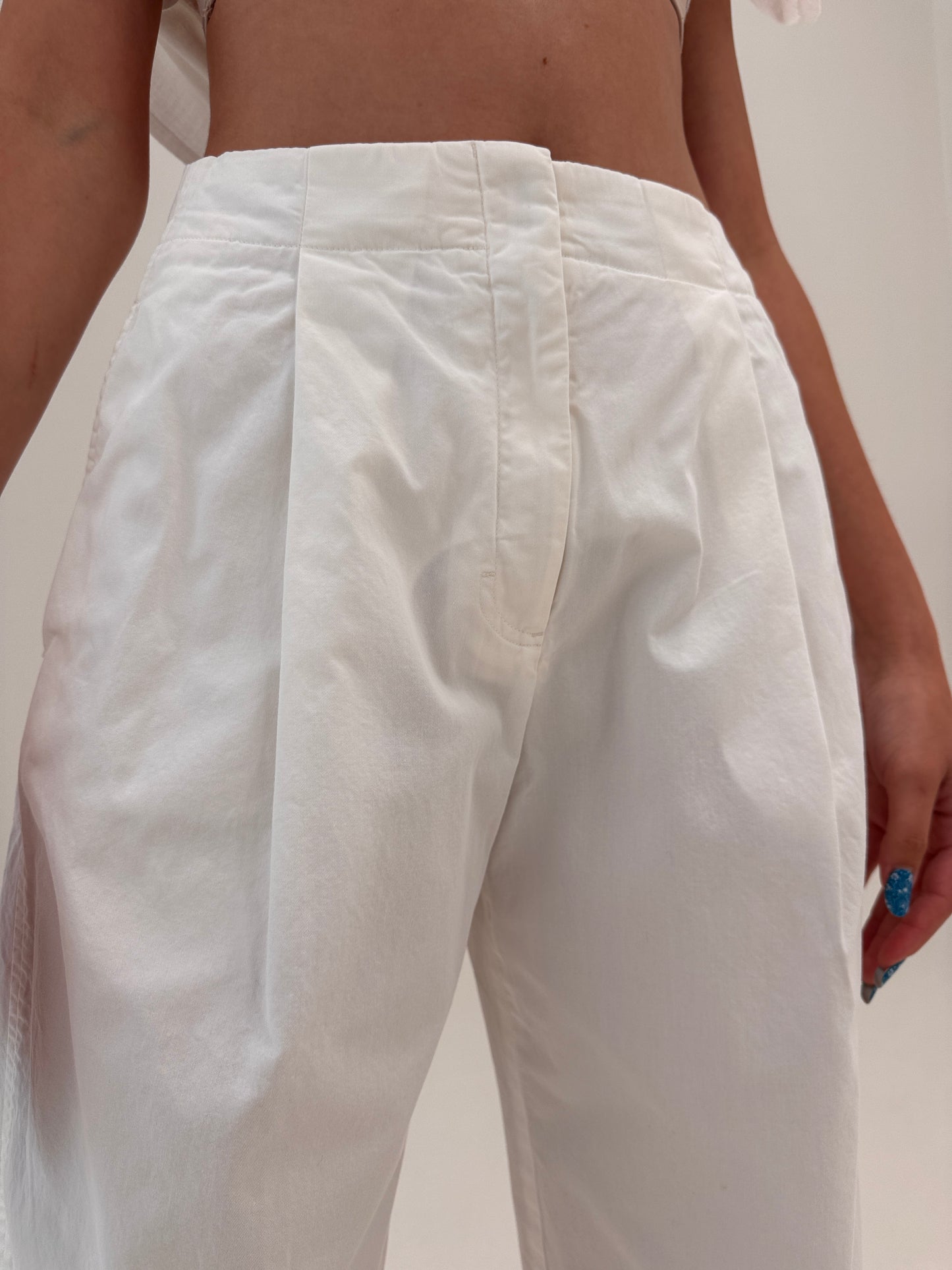 Pantaloni COS petite în croi actual din poplin premium de bumbac cu talie ultra înaltă