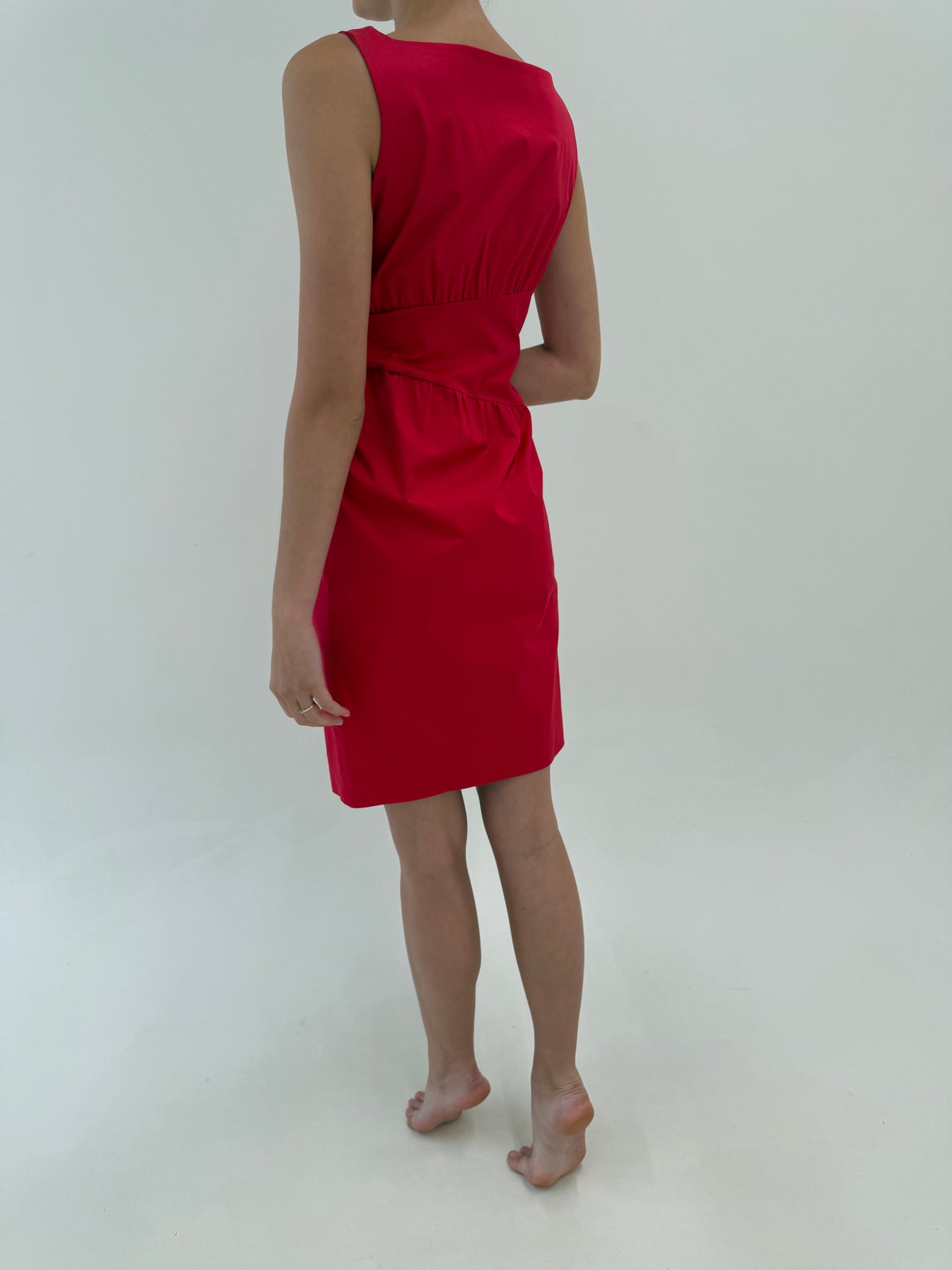 Rochie Moschino cu talie ultra marcată în croi asimetric și drapaj din poplin