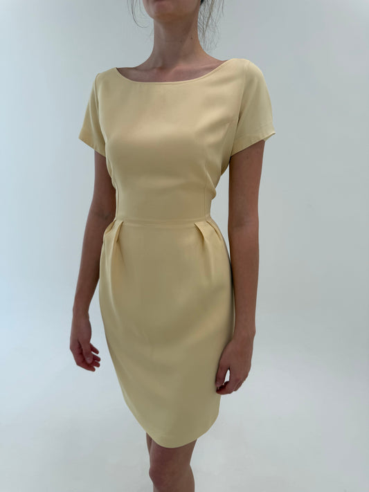 Rochie business în croi ultra feminin cu talie marcată și decolteu bărcuță butter yellow