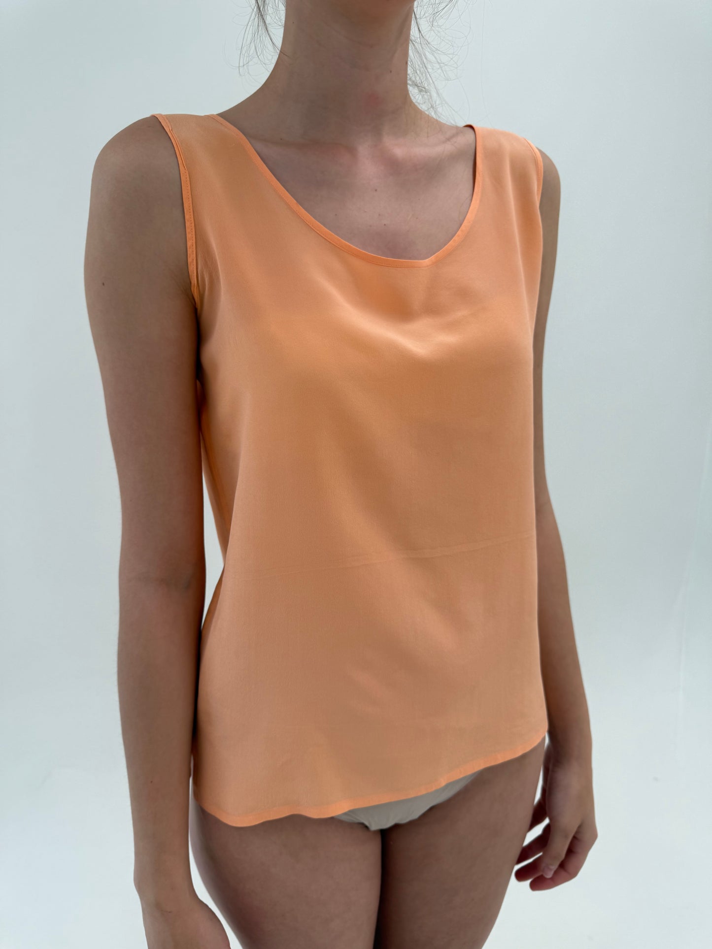 Top light orange din mătase naturală în croi minimalist
