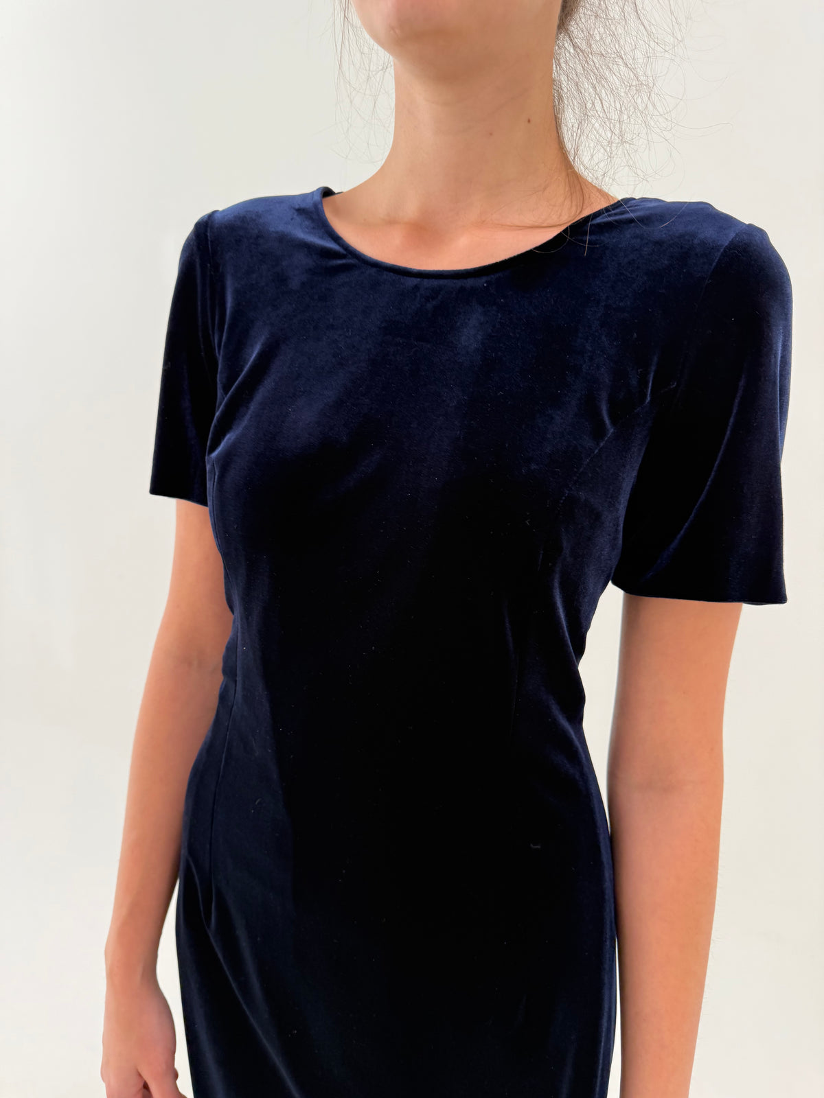 Rochie midnight blue din catifea excepțională modelatoare cu detalii chic la spate