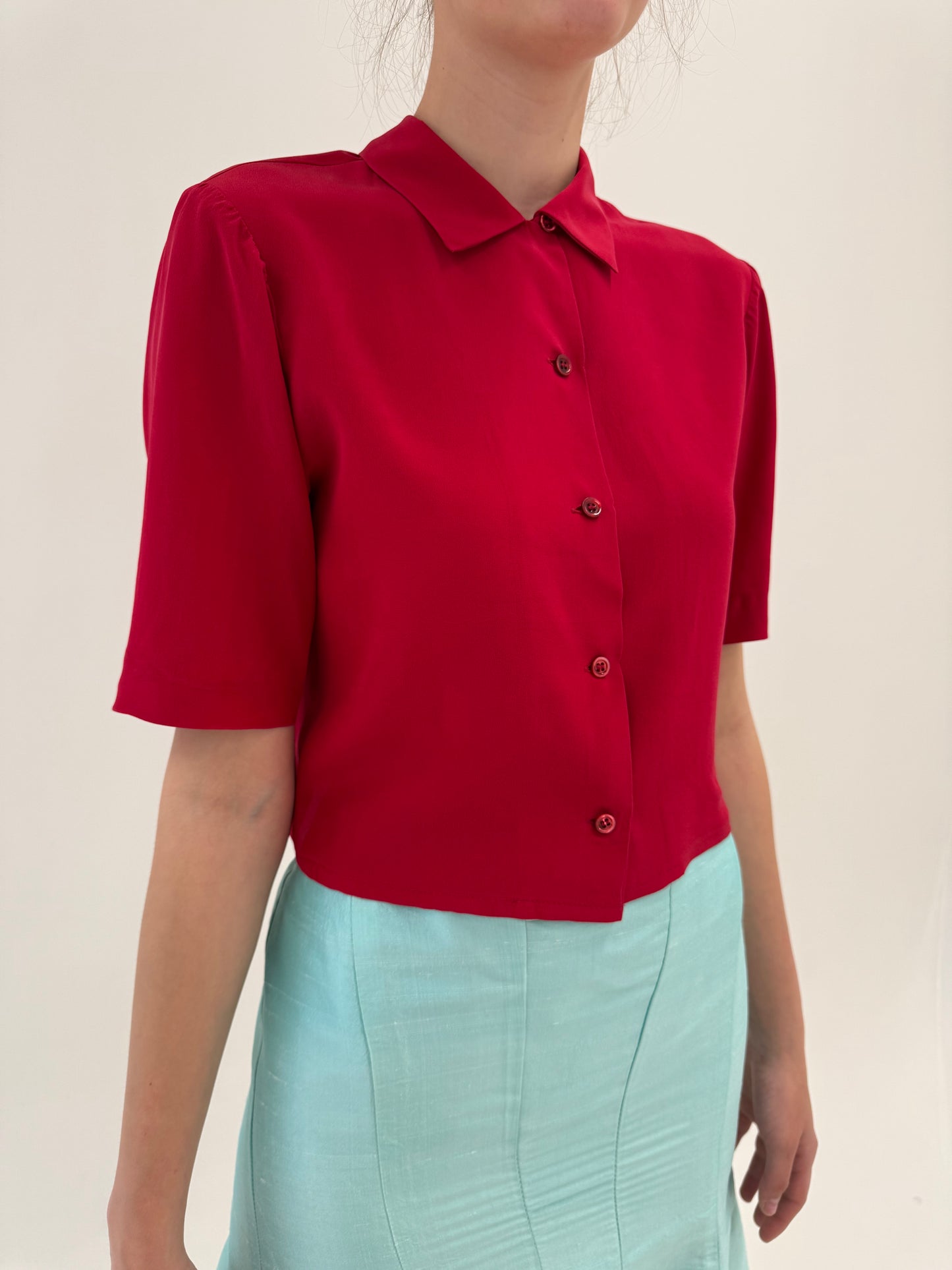 Cămașa din mătase naturală ruby red superb în croi ușor cambrat cropped