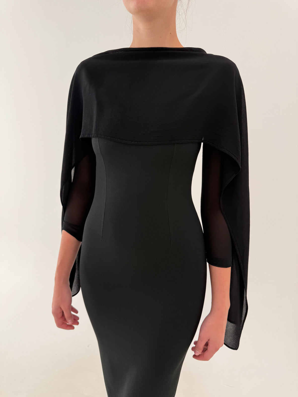 LBD maxi excepțional cu decolteu tip capa din voal în croi bodycon