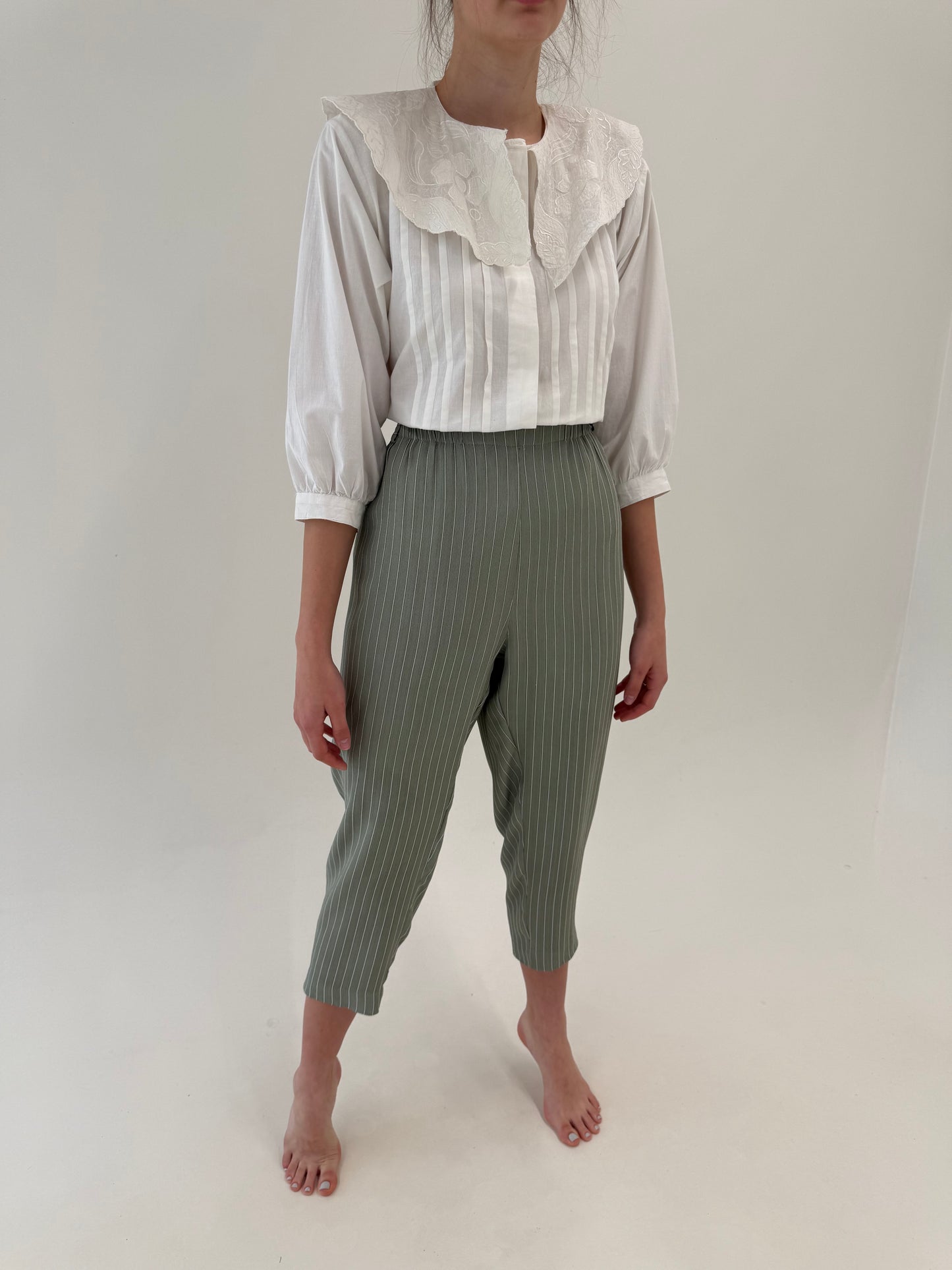 Pantaloni petite cu dungi fine verticale cu talie ultra înaltă elastică