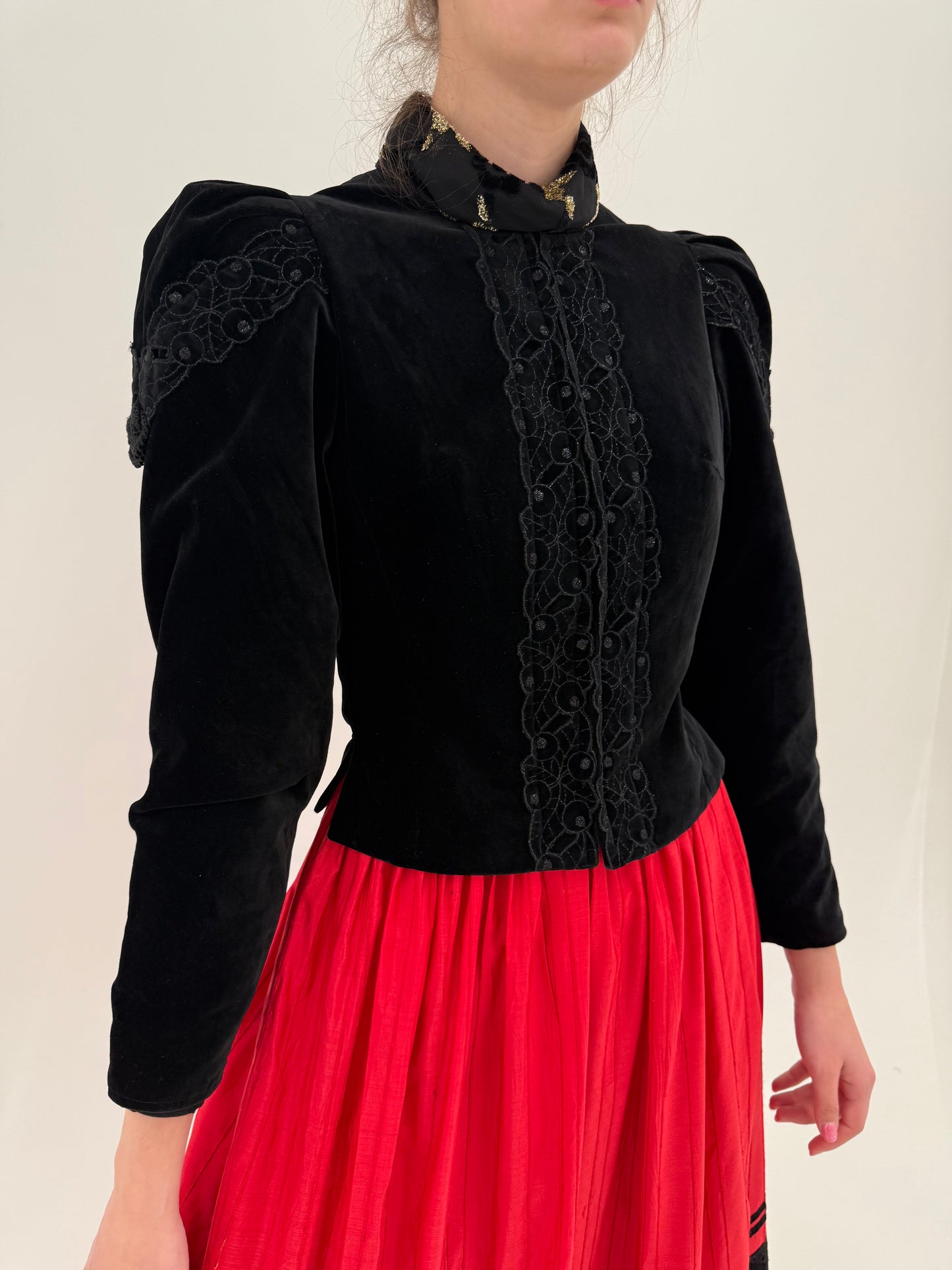 Sacou vintage ultra cambrat din catifea cu inserții de dantelă macrame