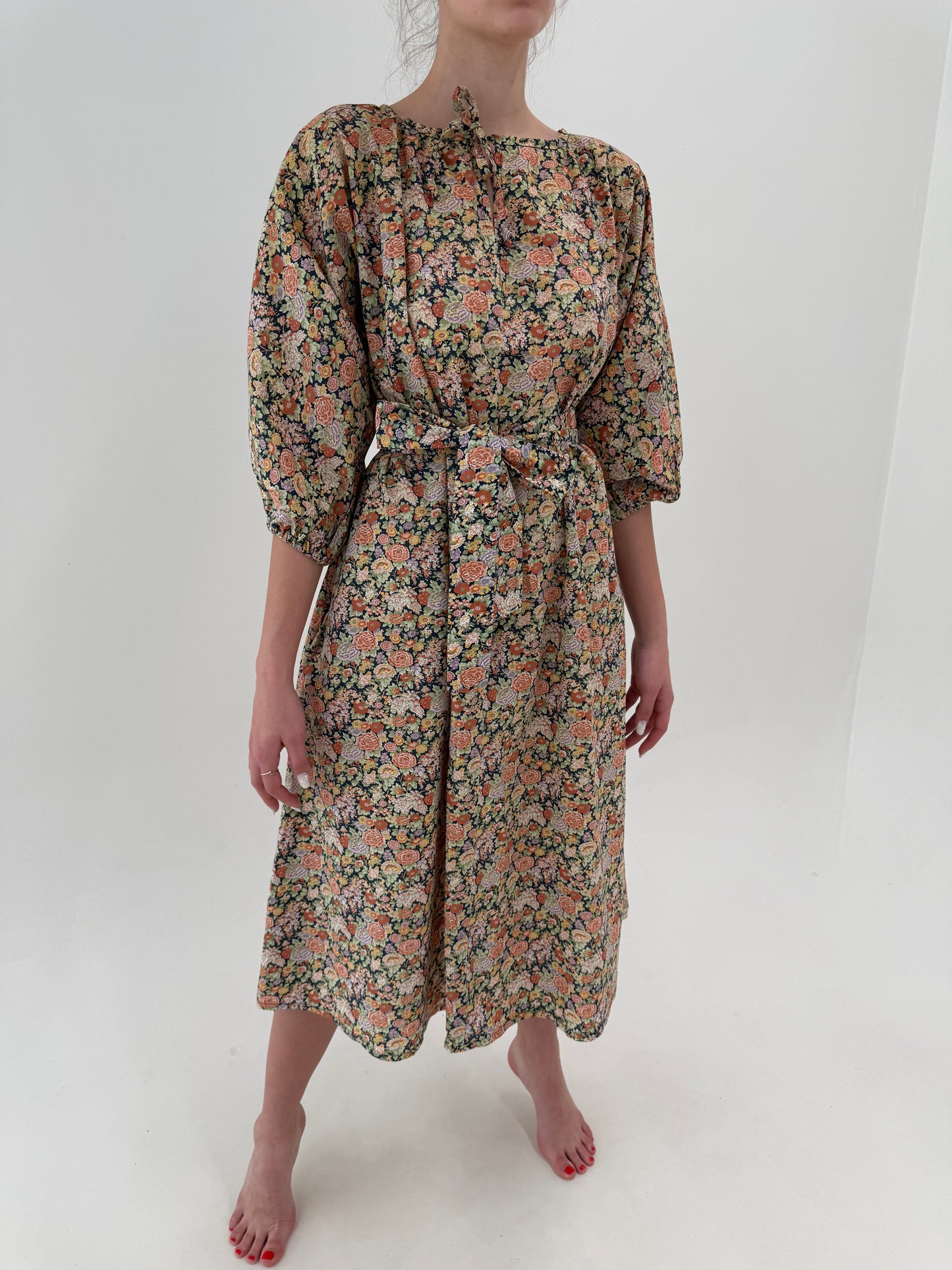 Rochie maxi cu print floral delicat și talie reglabilă cu cordon