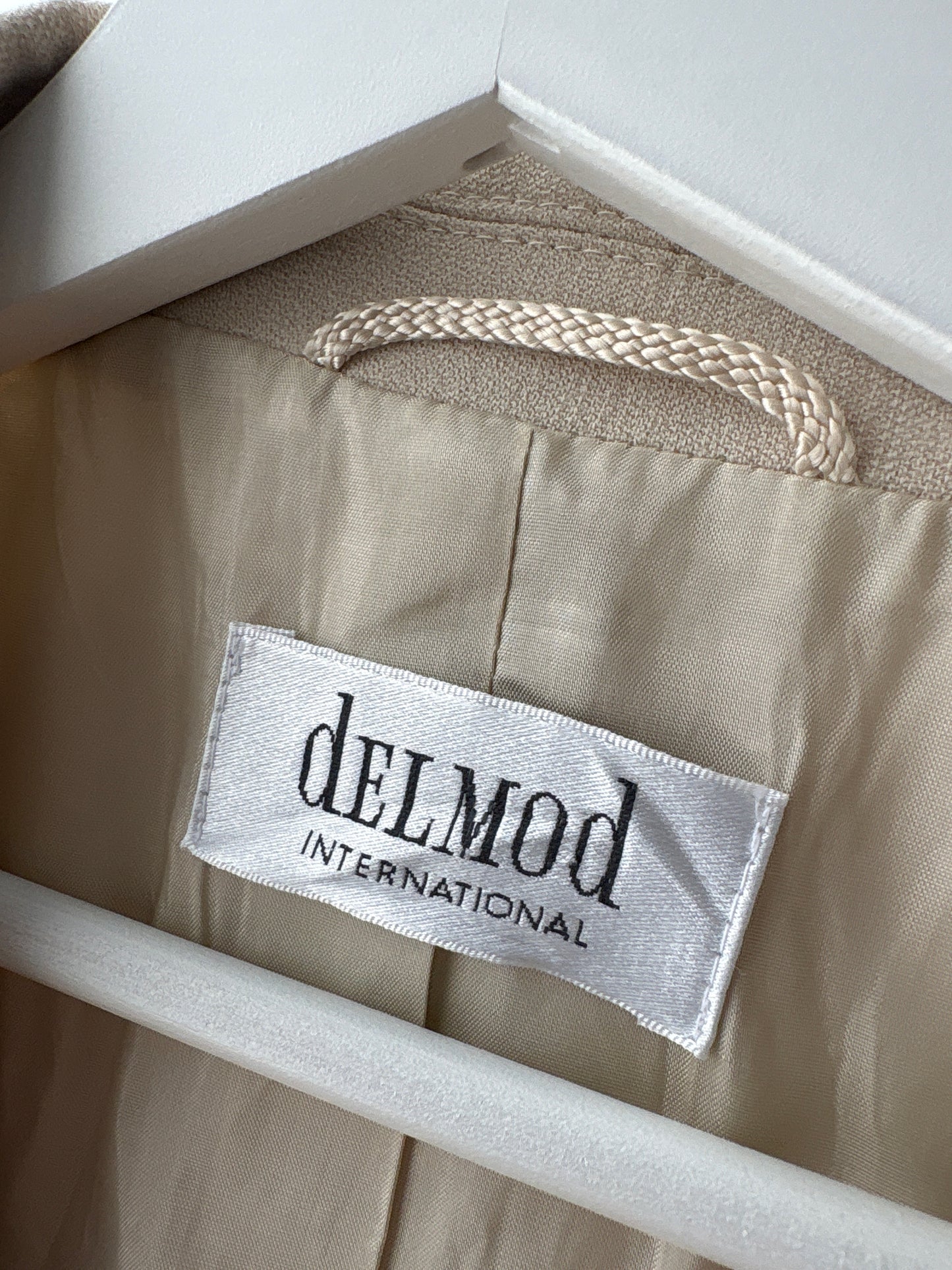 Sacou nude de brand luxury vintage Delmod în croi clasic