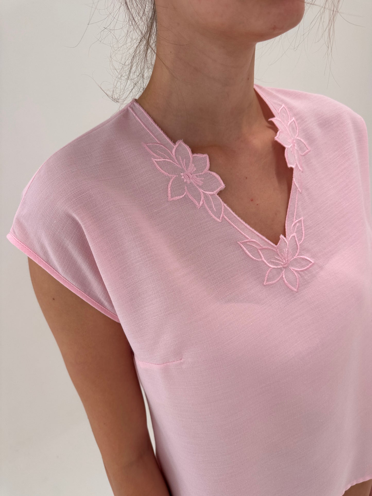 Top vintage powder pink cu broderie din pânză in croi lejer