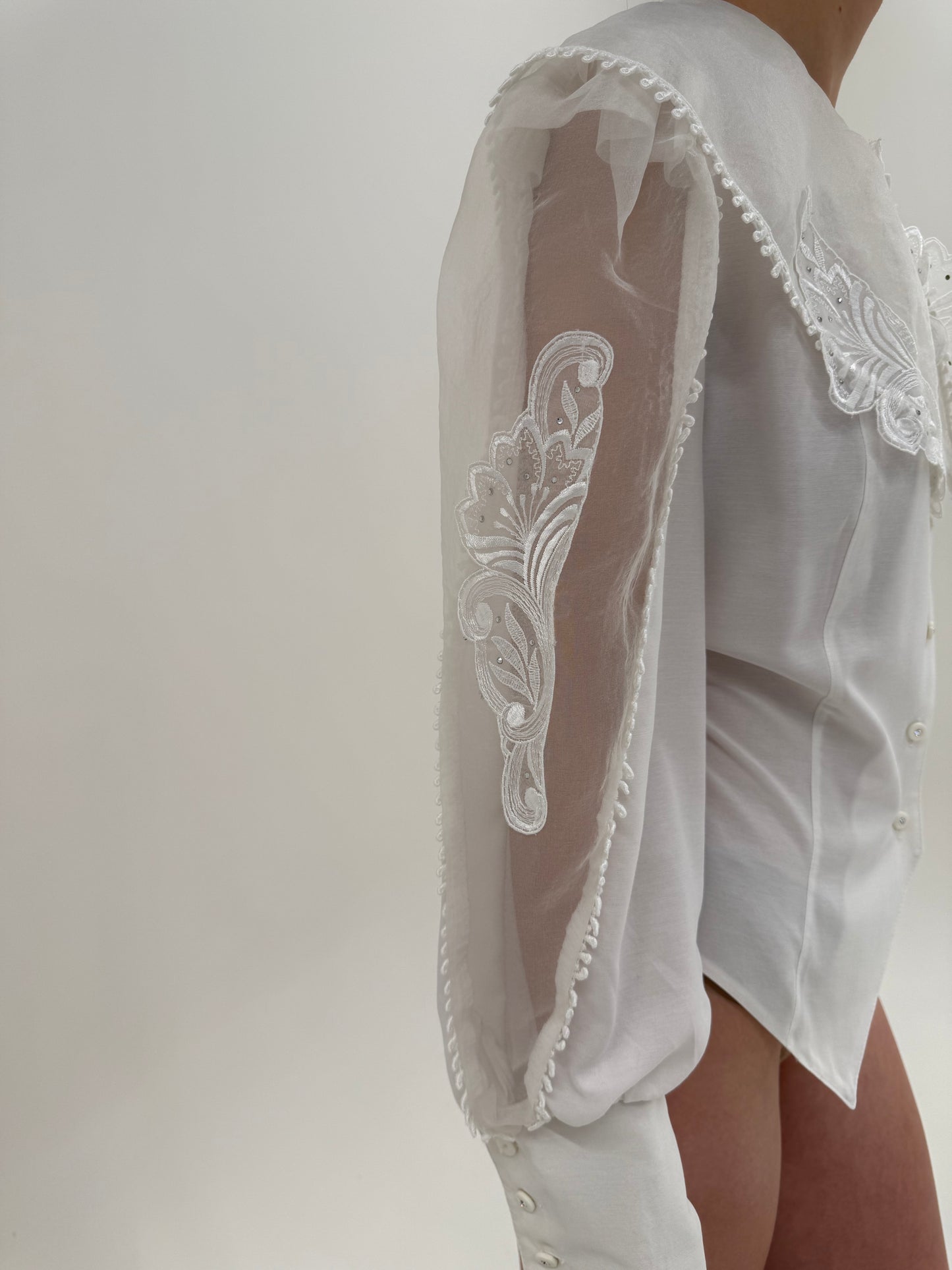 Cămașa cambrata cu guler brodat din organza și manșete ultra înalte