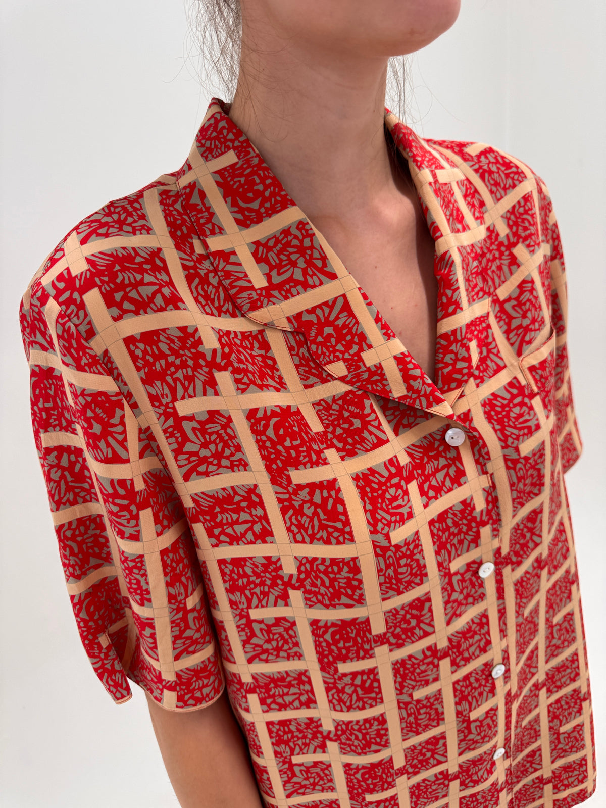 Cămașa din mătase naturală brick red cu print camel