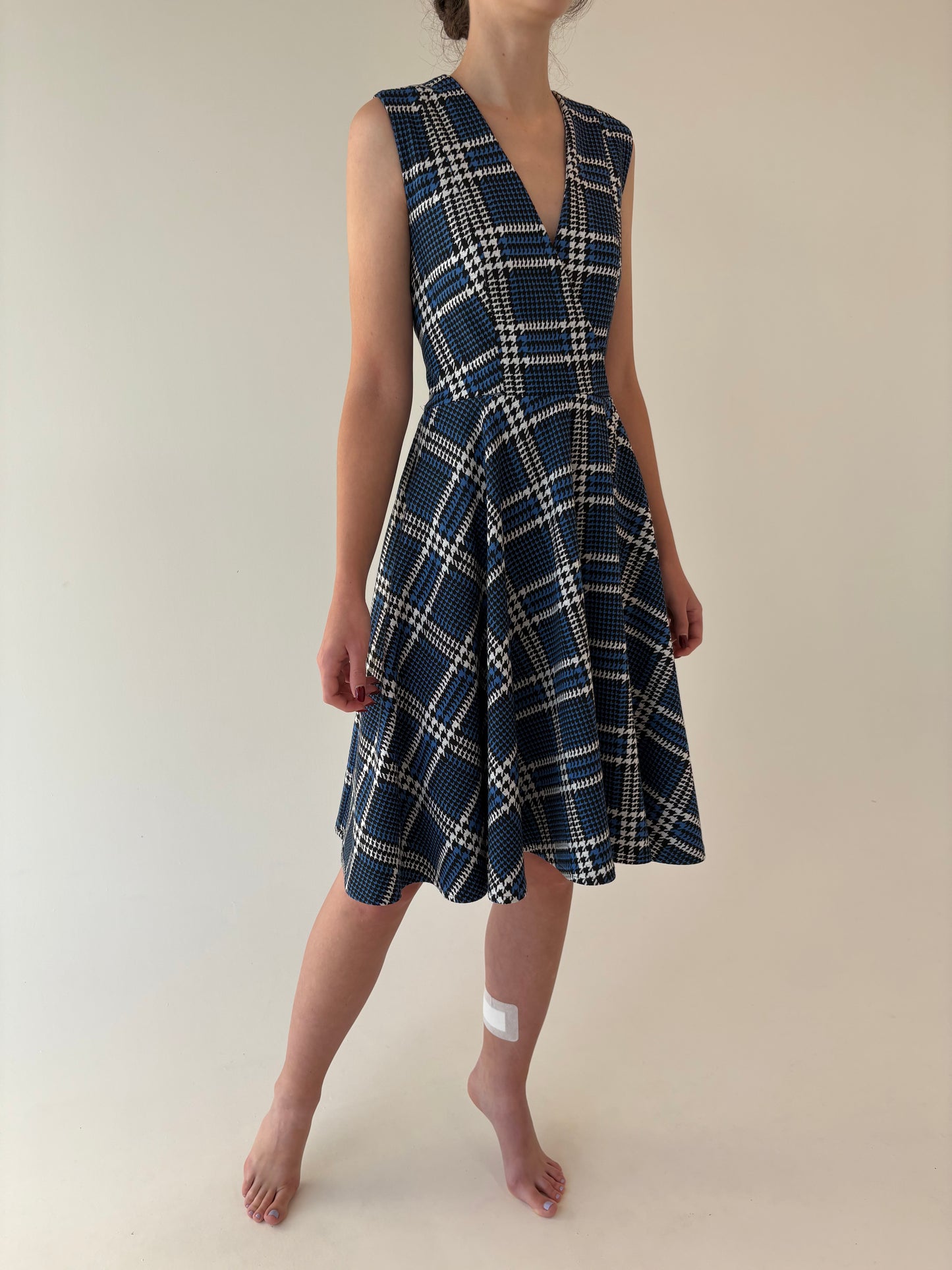 Rochie în carouri pied du coq ultra amplă cu talie marcată din jerse greu