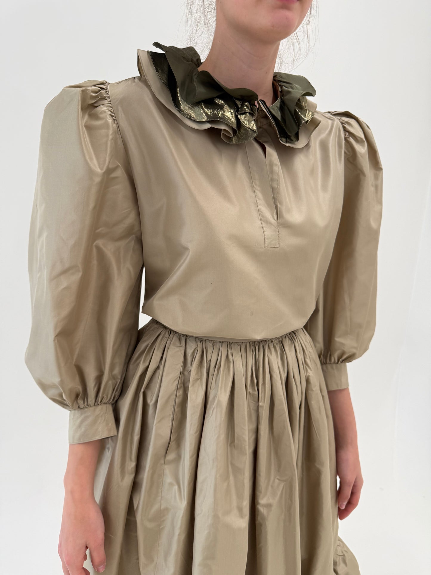 Set vintage de designer sand nude din mătase naturală în croi excepțional