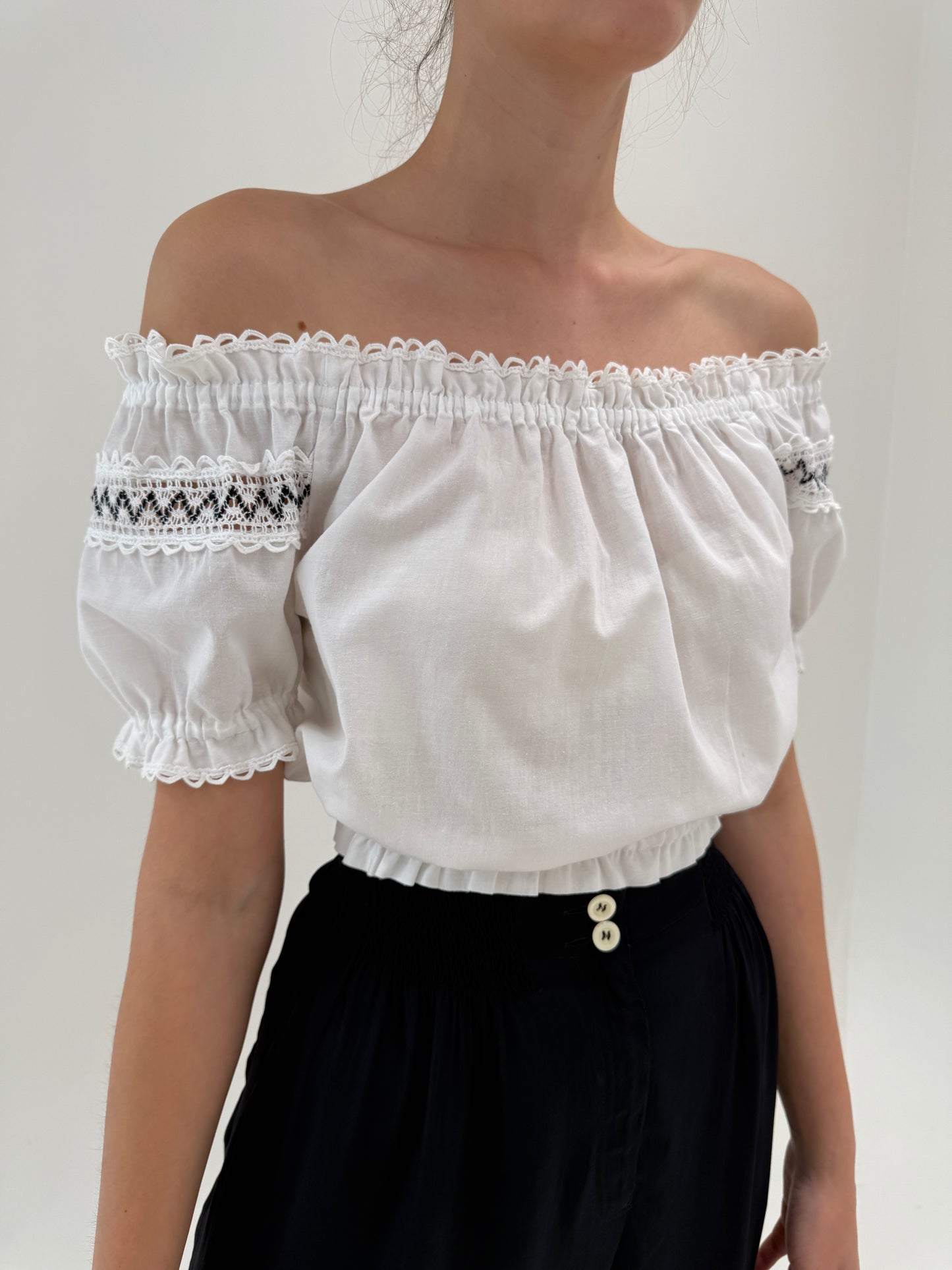 Top vintage din bumbac cu broderie și talie marcată elastică