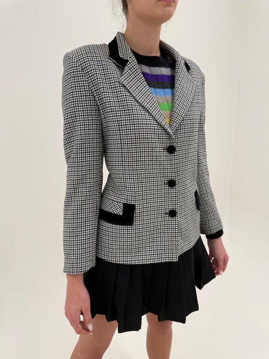 Sacou cambrat în carouri alb negru și gri cu nasturi și inserții de catifea