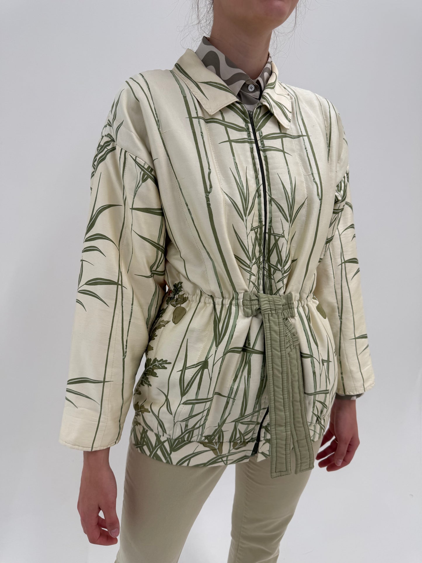 Jacheta vintage superbă din mătase naturală cu talie ultra înaltă marcată și print organic