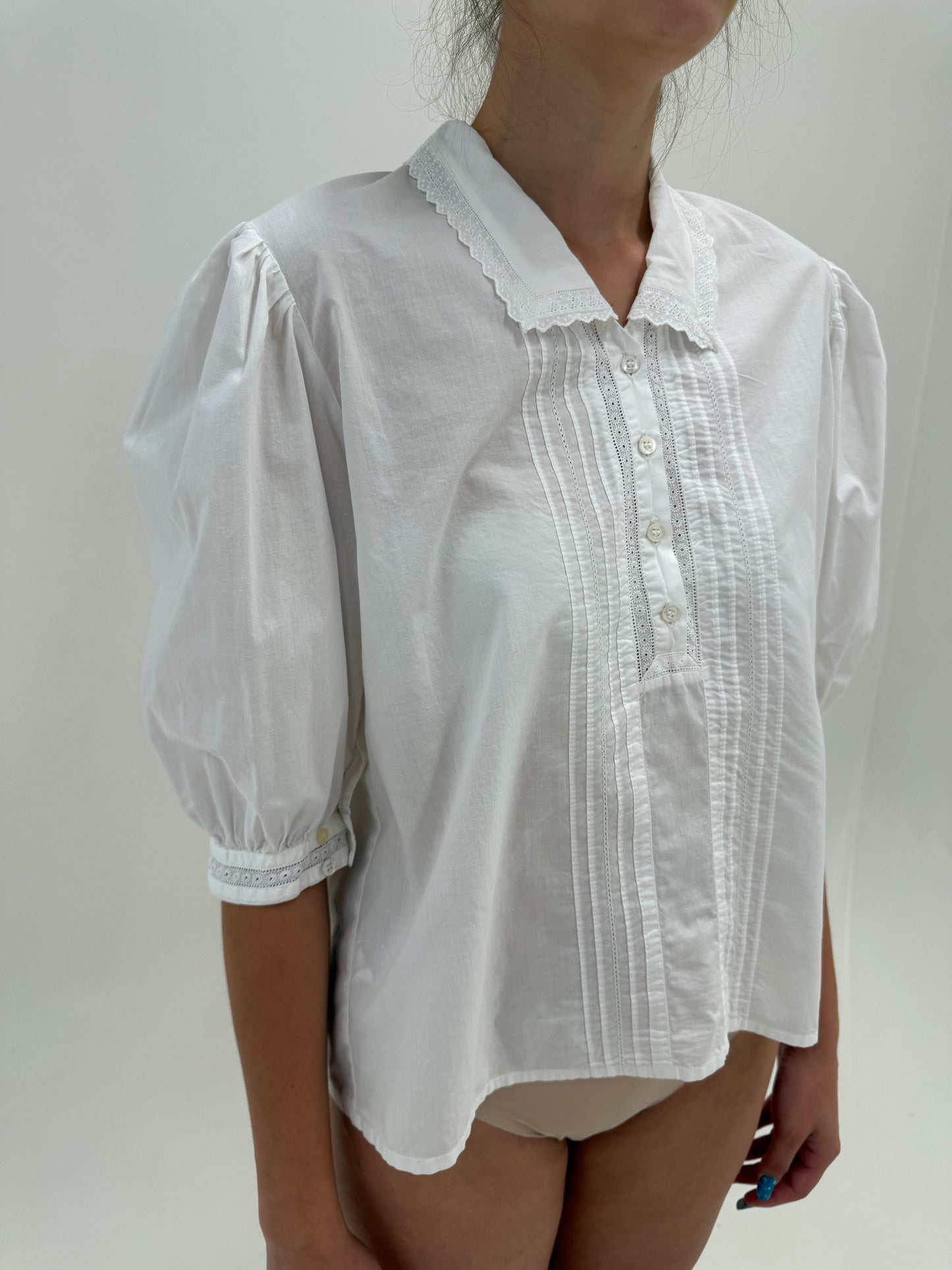 Cămașa vintage din bumbac premium cu mânecuțe ușor bufante și broderie anglaise