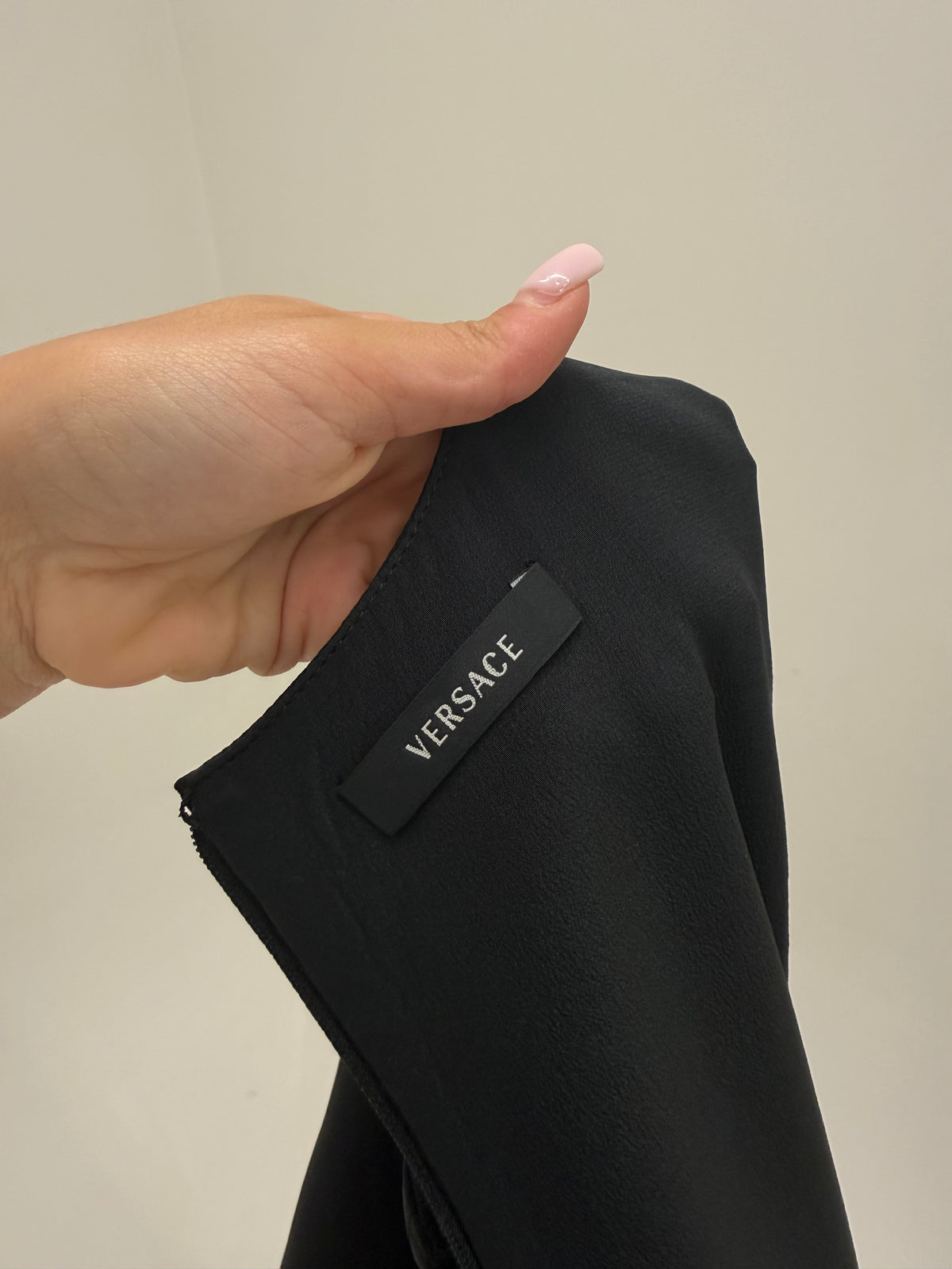 LBD Versace din stofă de mătase naturală cu interior mătase naturală și inserții transparente