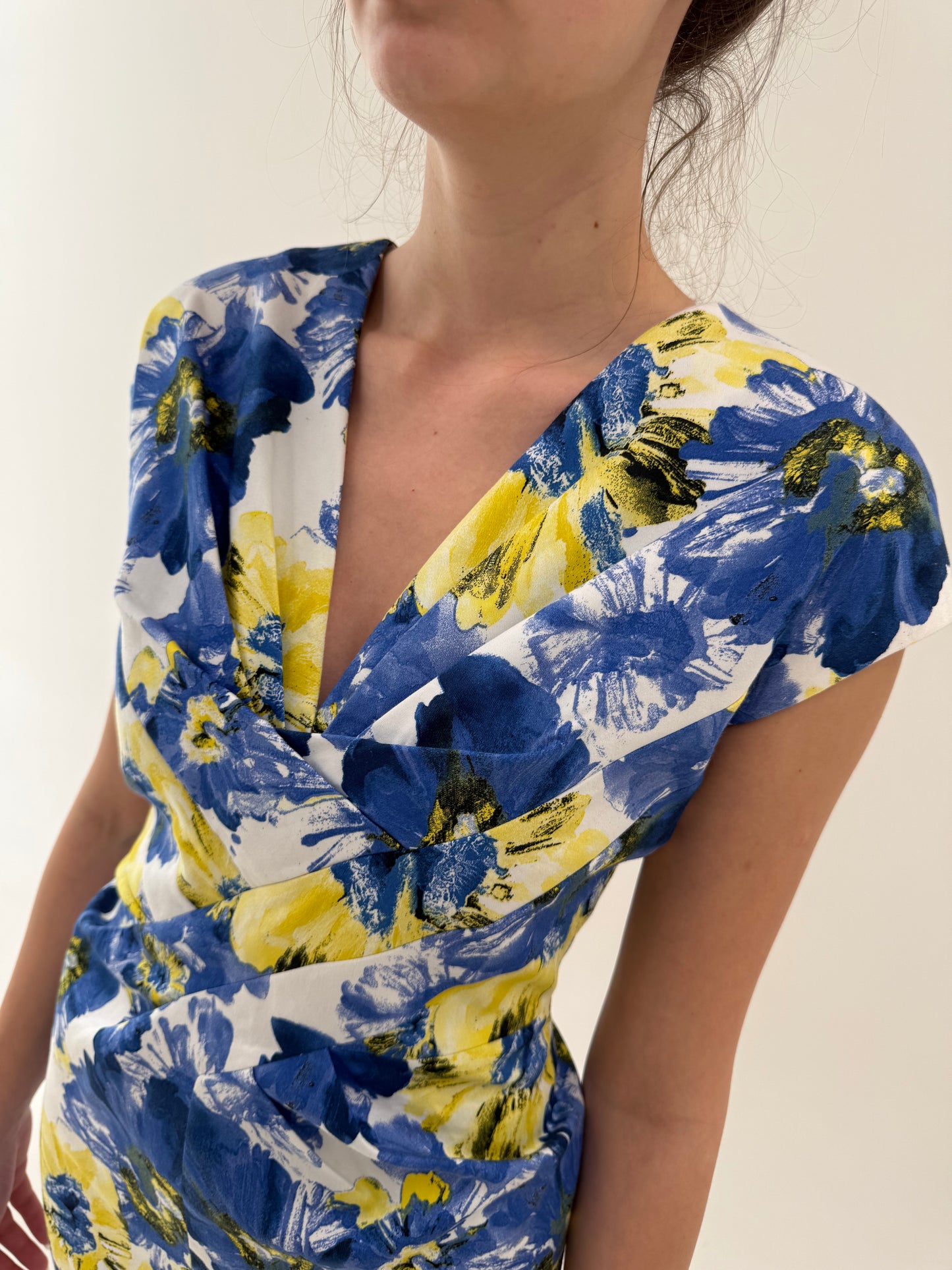 Rochie cu detalii fronsate și print floral stilizat din bumbac ultra confort