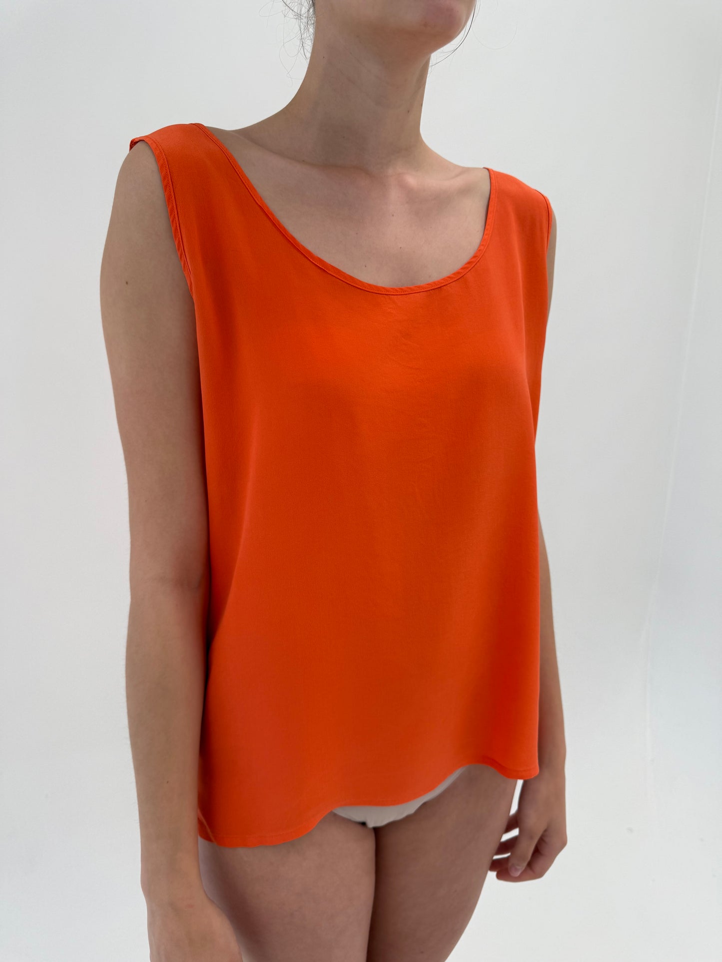 Top electric orange din mătase naturală în croi minimalist