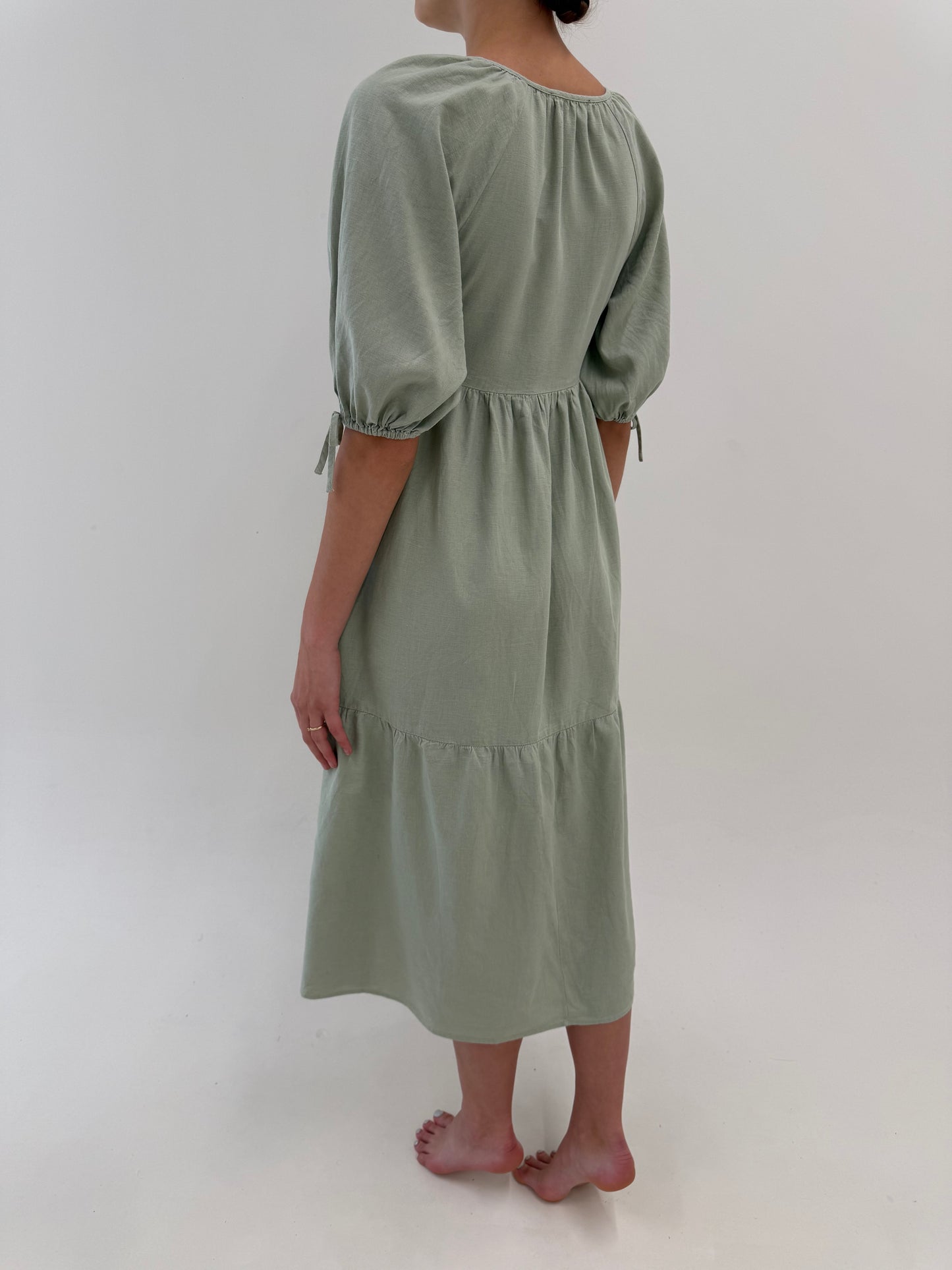 Rochie maxi dusty mint green cu talie ultra înaltă și mâneci bufante în croi petrecut