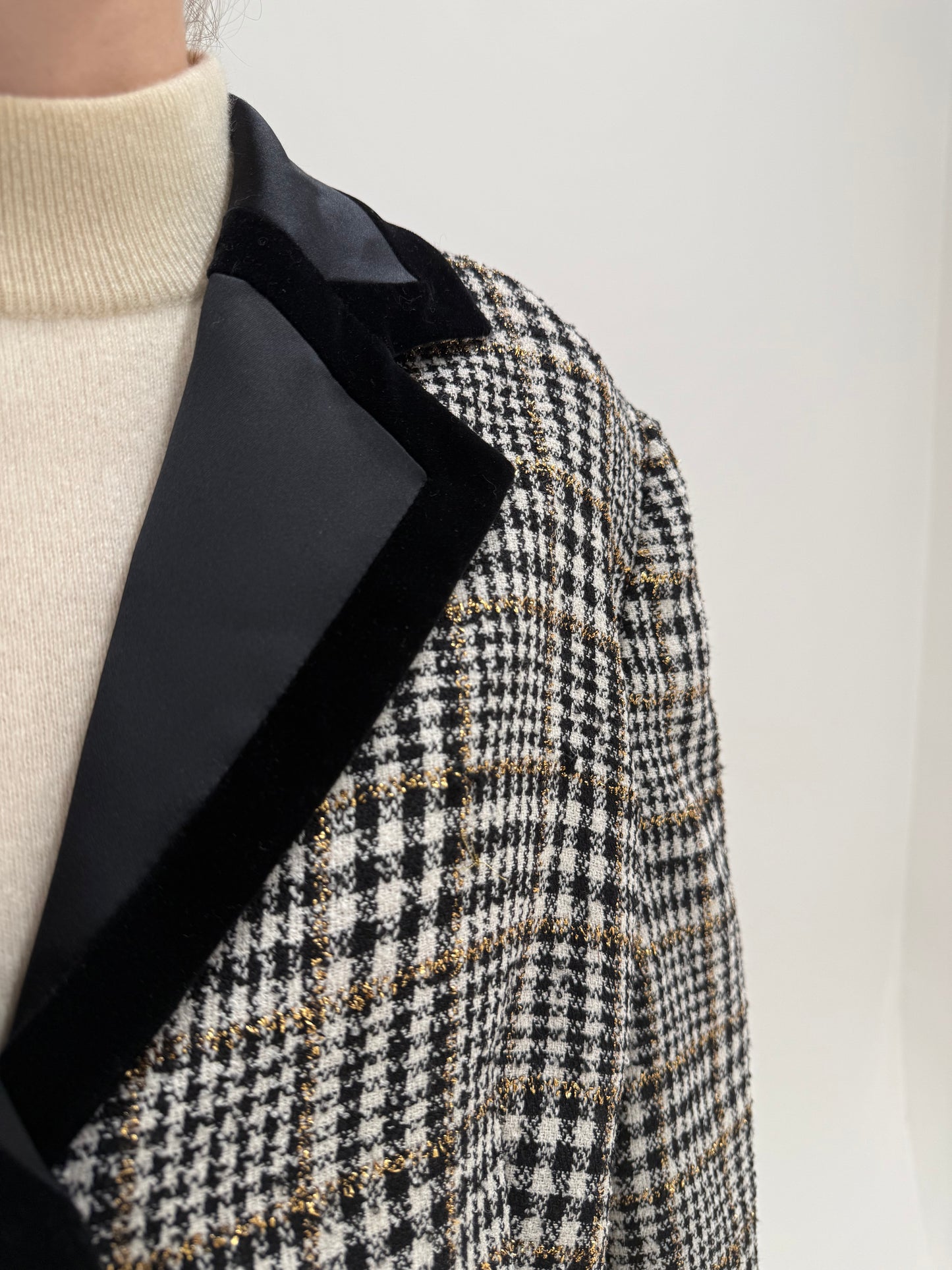 Sacou din tweed prețios de lana și alpaka cu inserții fine aurii în croi cambrat