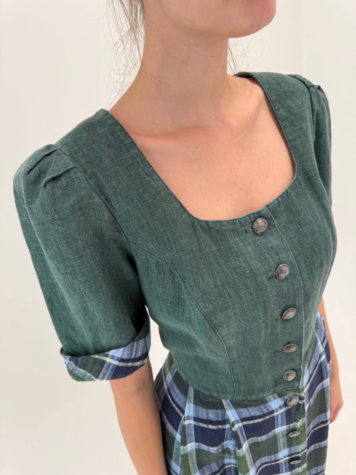 Rochie vintage cu corsaj în combinație clasică de culori din pânză de in cu buzunare