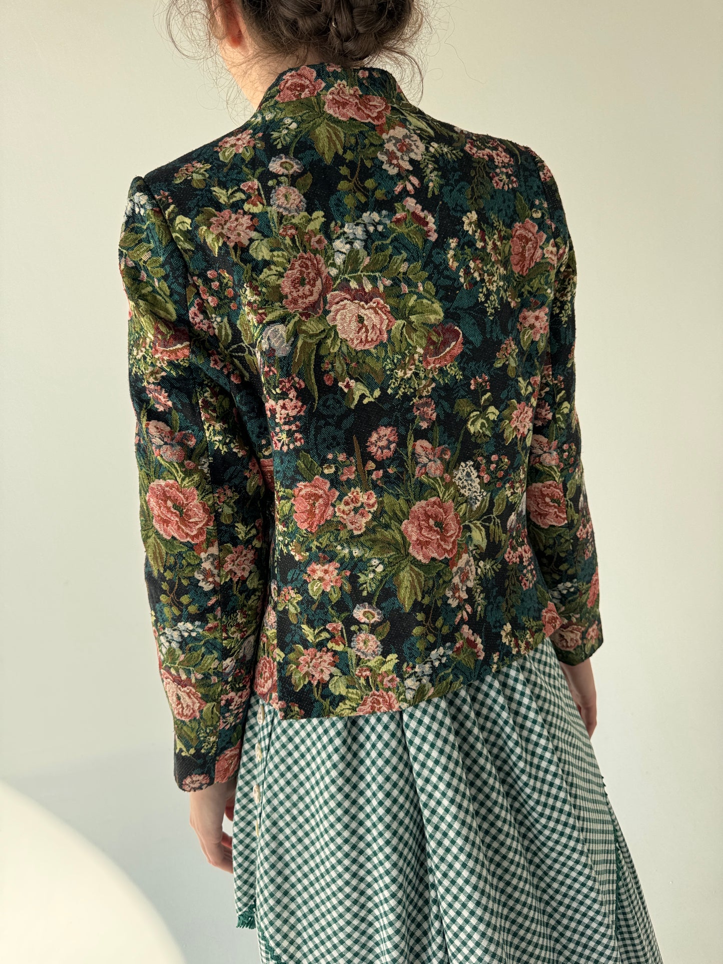 Sacou cambrat din brocart cu revere întoarse și print floral superb