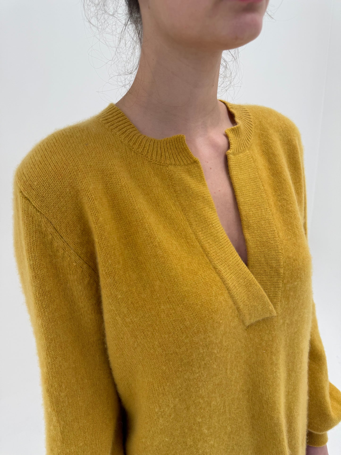 Pulover din cașmir mustard yellow cu mâneci ample și manșete îngustate
