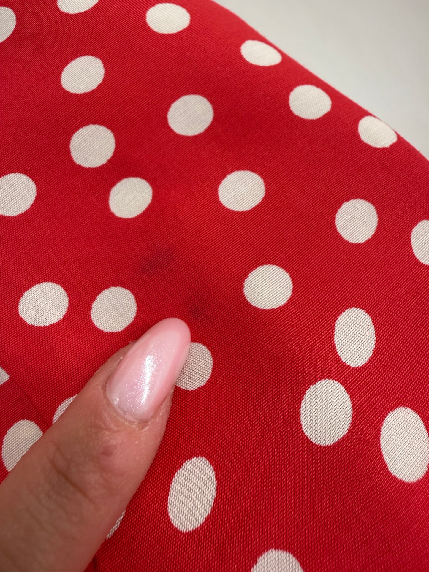 Rochie maxi cu buline în croi ușor cambrat din material vaporos