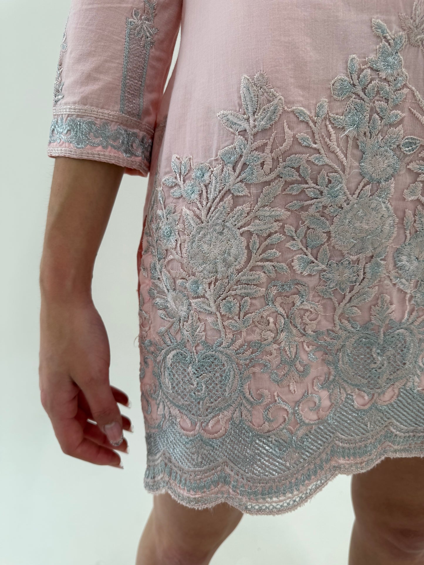 Deux piece petite asiatic roz pudrat din museline brodat cu fir argintiu