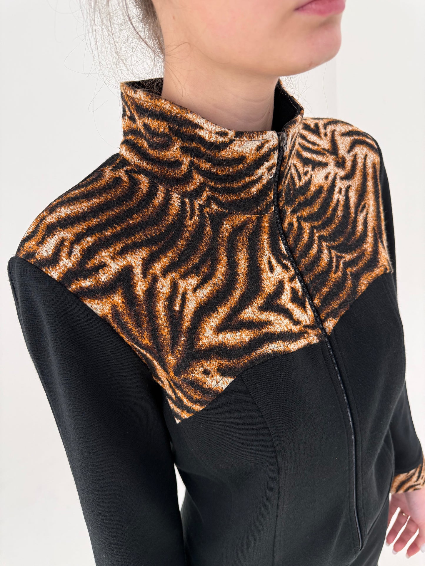 Rochie vintage cu animal print și influențe casual din jerse negru