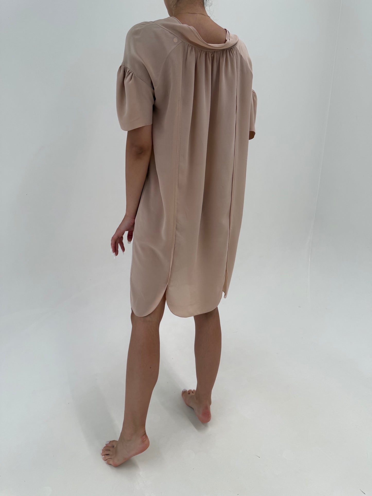 Rochie Miu Miu din mătase matuala nude în croi amplu drapat ultra confortabil