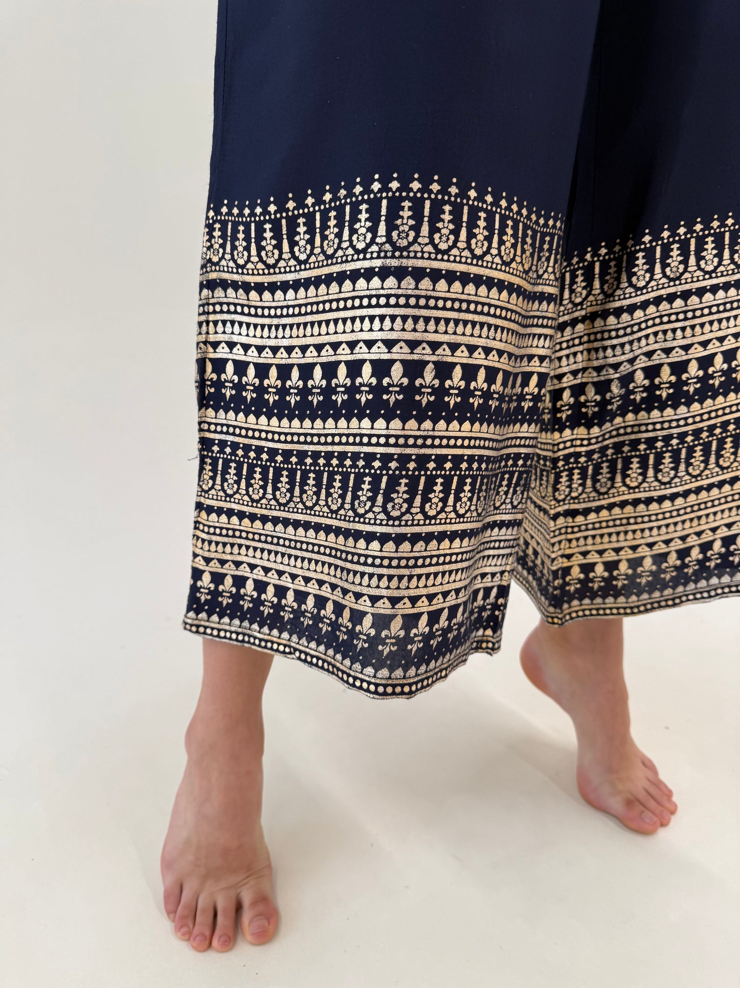 Pantaloni palazzo super vaporoși cu print auriu pudrat și talie elastică