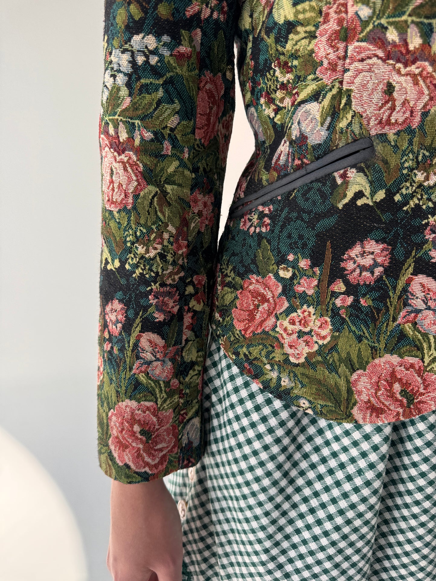 Sacou cambrat din brocart cu revere întoarse și print floral superb