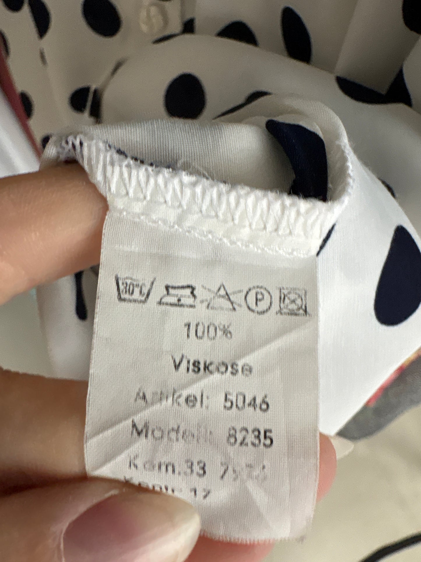Cămașa vintage cu buline și jabou în croi oversized
