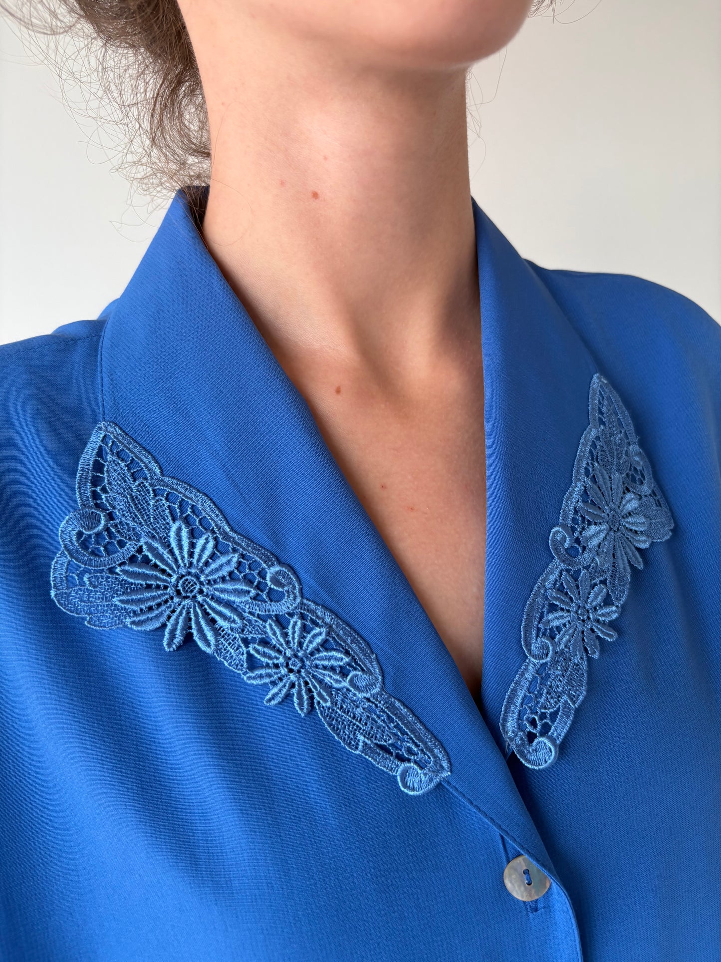 Cămașa vintage albastru regal cu dentală macrame