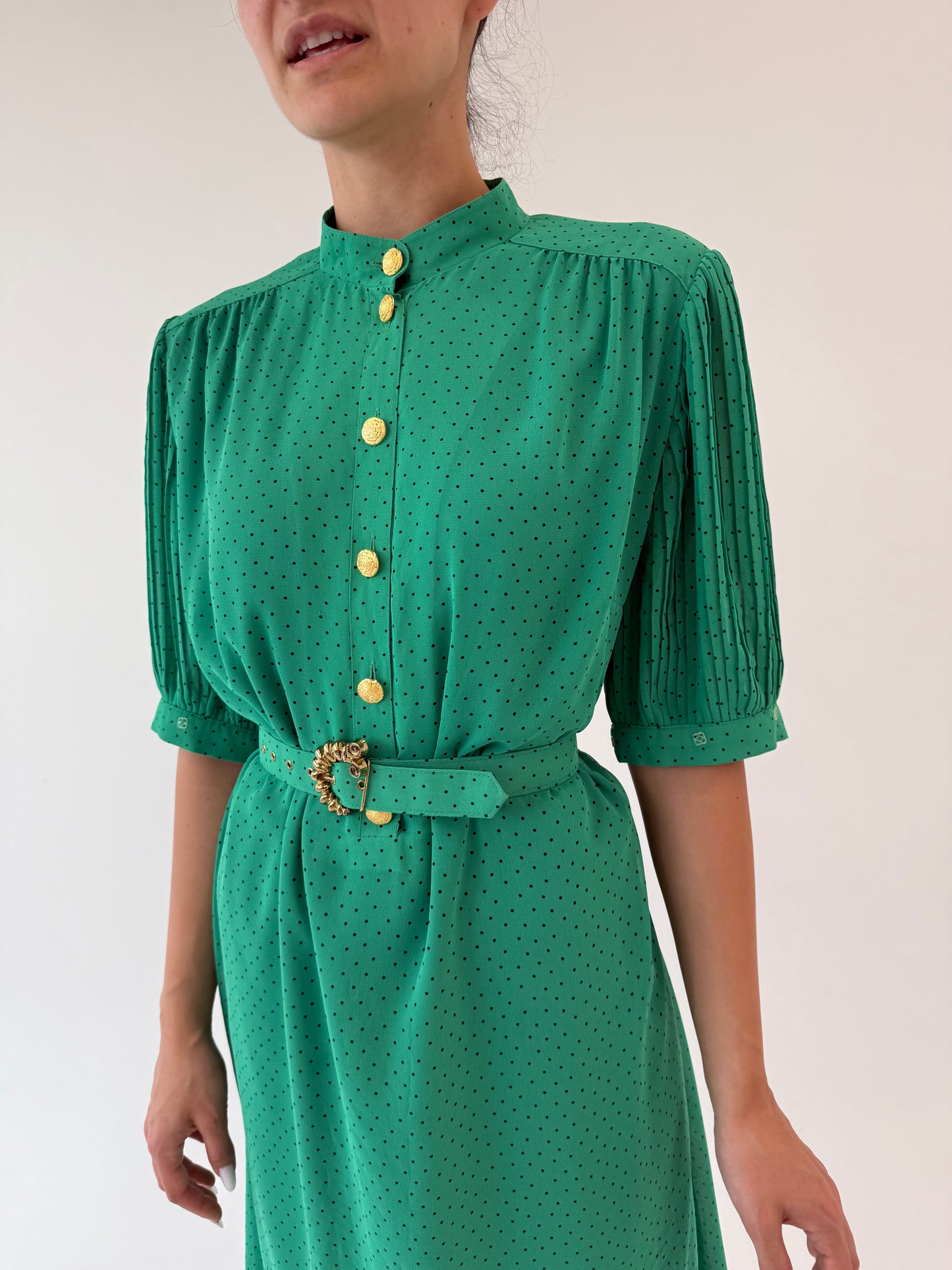 Rochie vintage verde tare cu buline, centura proprie și feronerie aurie